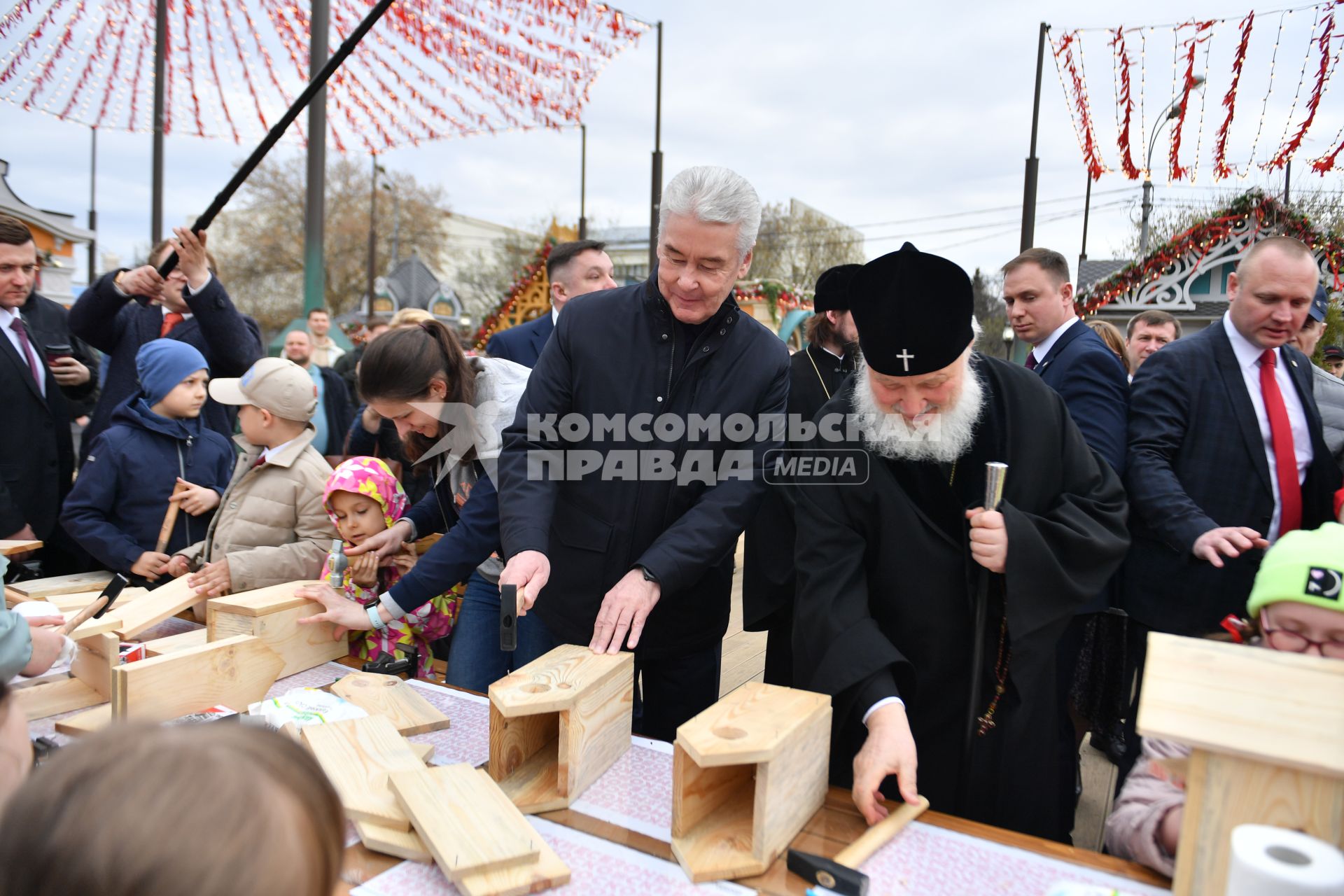 Москва. Мэр Москвы Сергей Собянин и патриарх Московский и всея Руси Кирилл (слева направо)   на фестивале `Пасхальный дар` в Парке Горького.