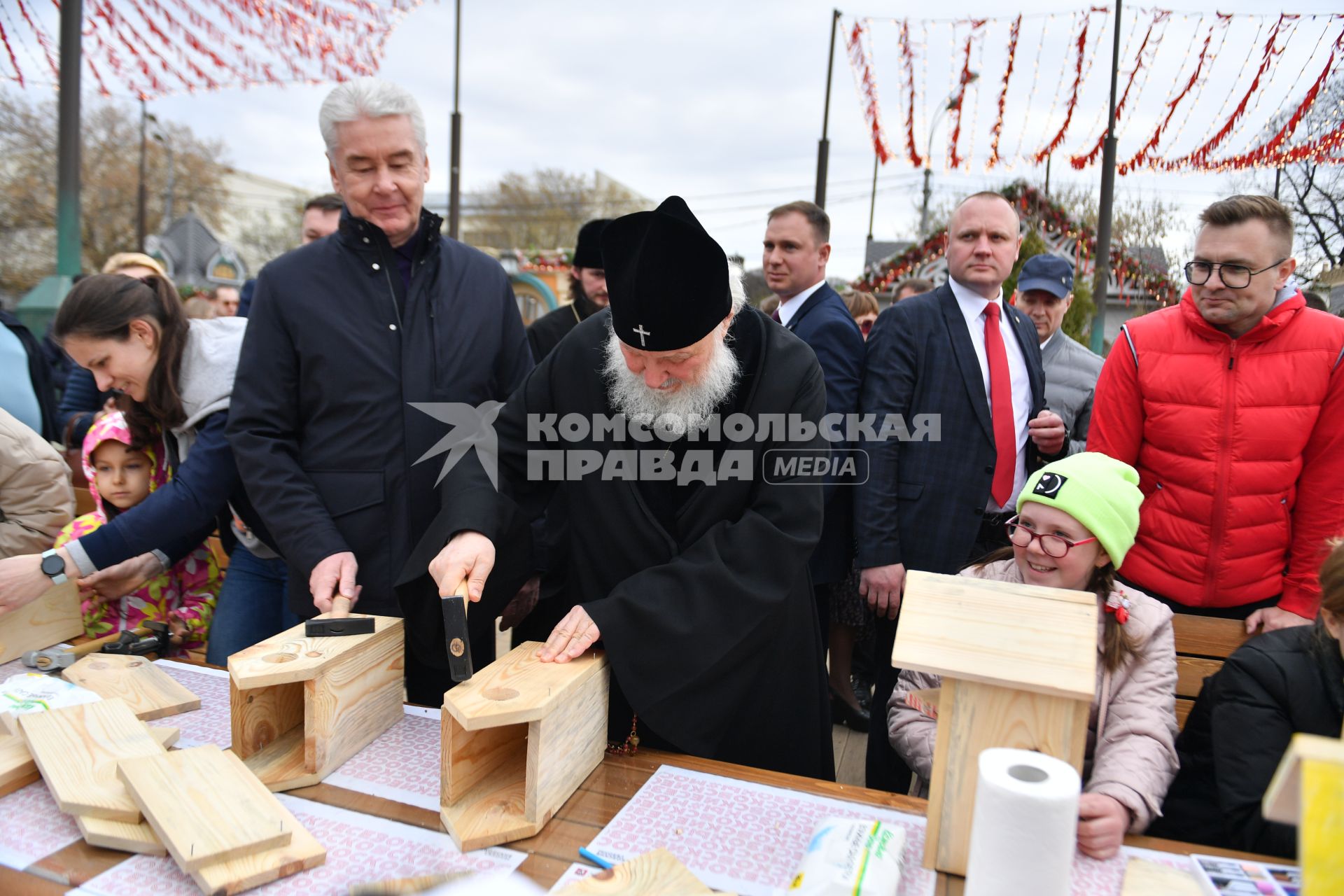 Москва. Мэр Москвы Сергей Собянин и патриарх Московский и всея Руси Кирилл (слева направо)   на фестивале `Пасхальный дар` в Парке Горького.