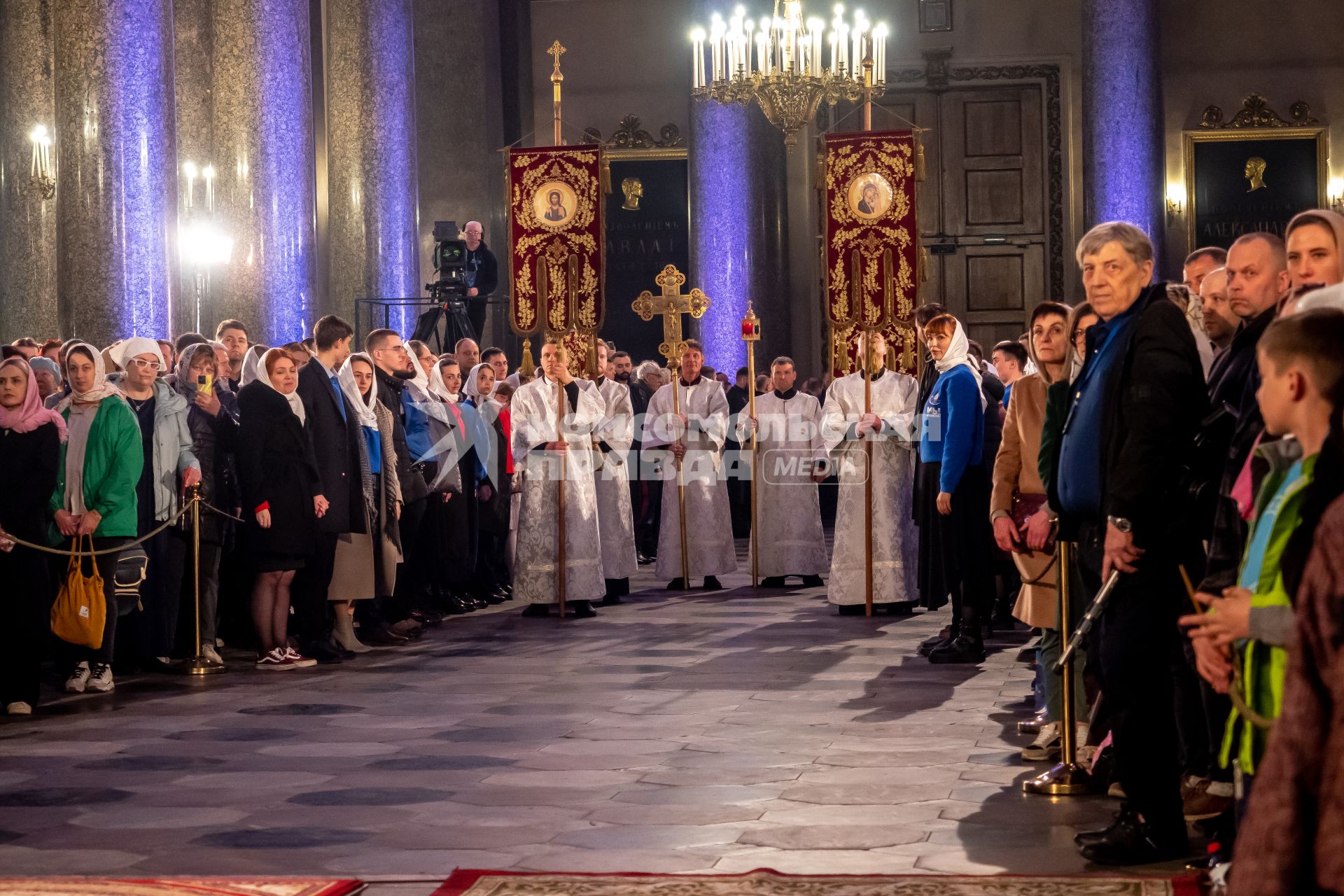 Санкт-Петербург. Во время праздничного   пасхального богослужения  в Казанском кафедральном соборе.