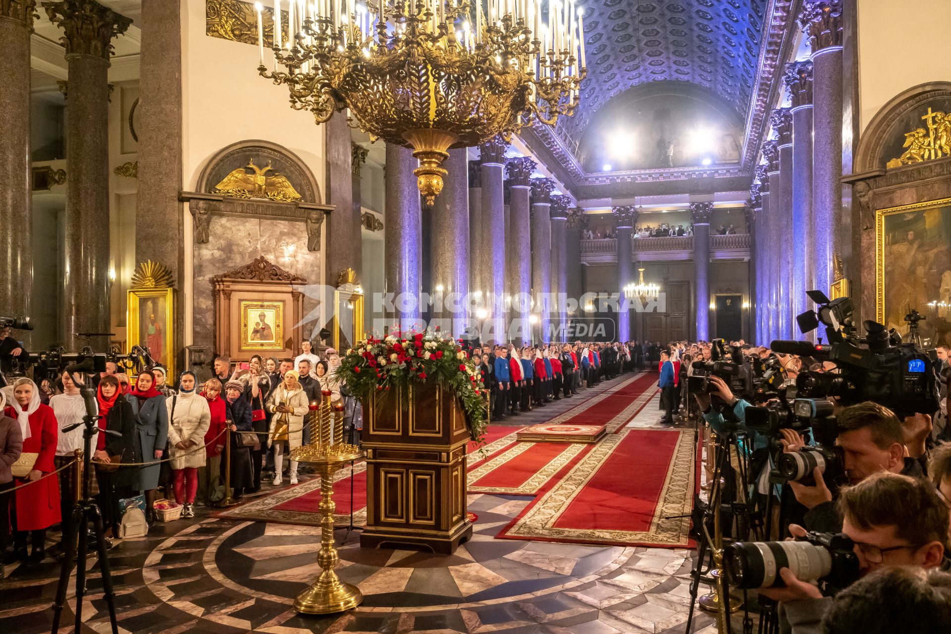 Санкт-Петербург. Во время праздничного   пасхального богослужения  в Казанском кафедральном соборе.