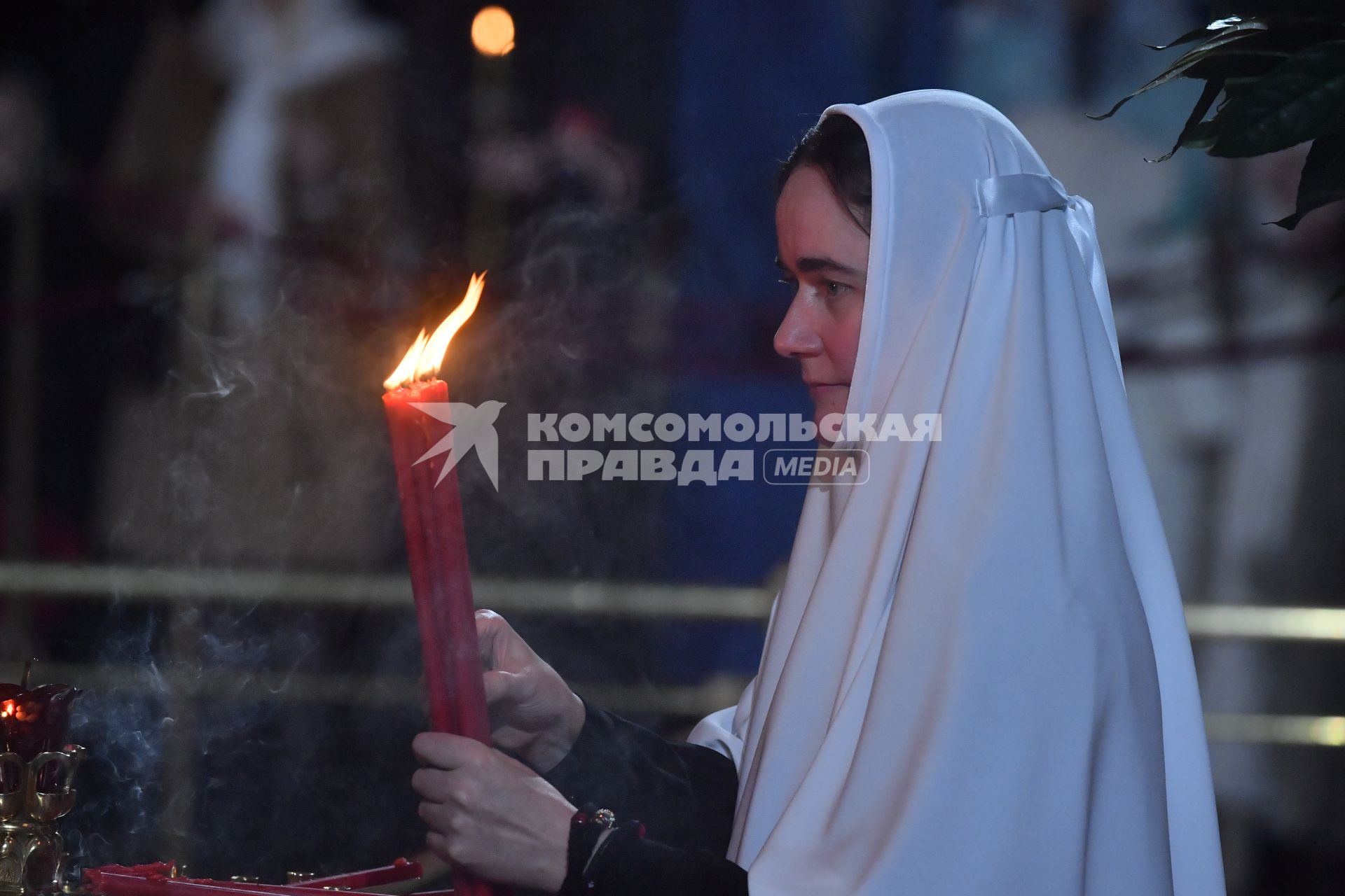 Москва. Монахиня во время праздничного пасхального богослужения в храме Христа Спасителя.