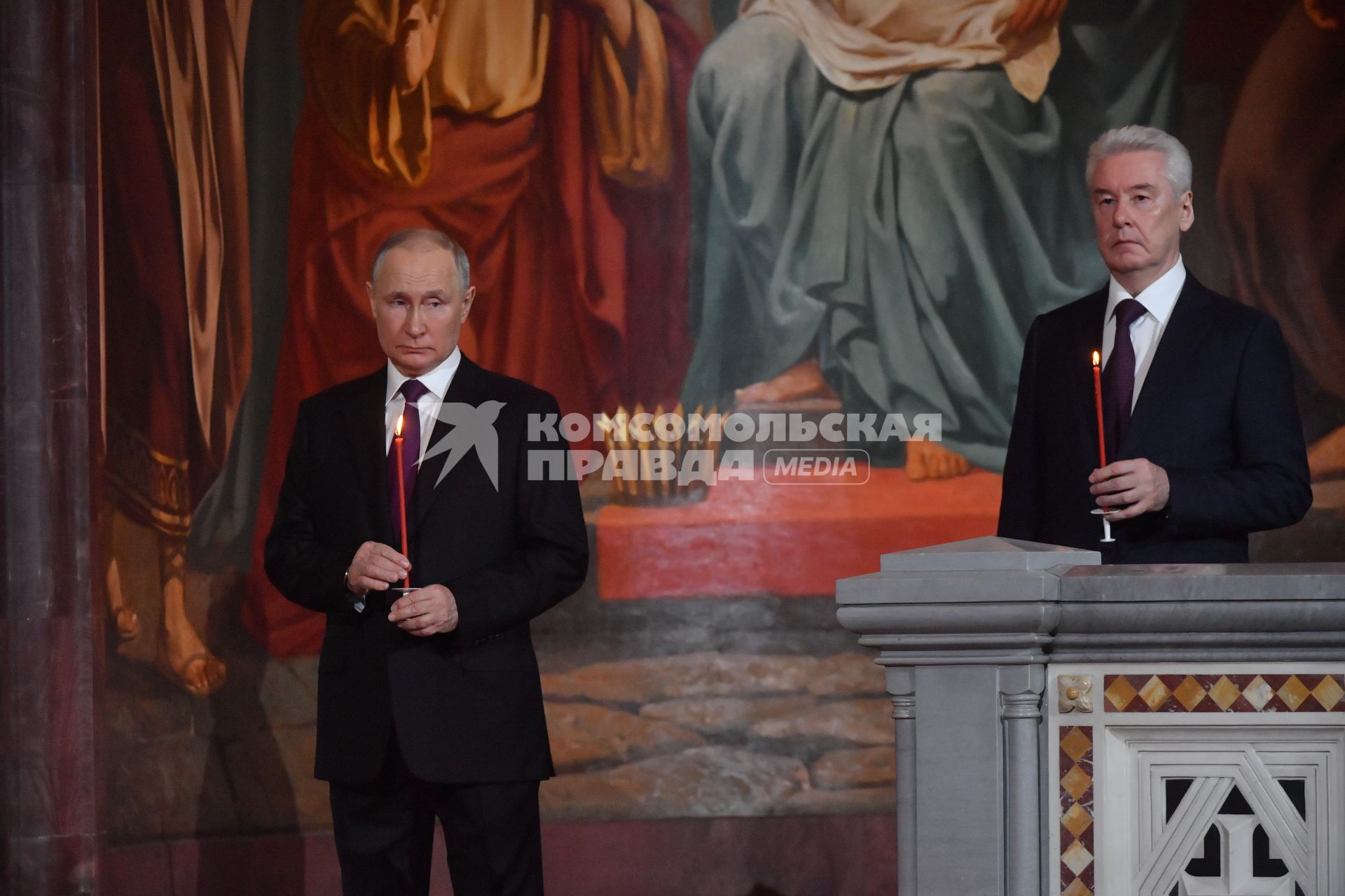 Москва. Президент РФ Владимир Путин и мэр Москвы Сергей Собянин (слева направо) во время праздничного пасхального богослужения в храме Христа Спасителя.