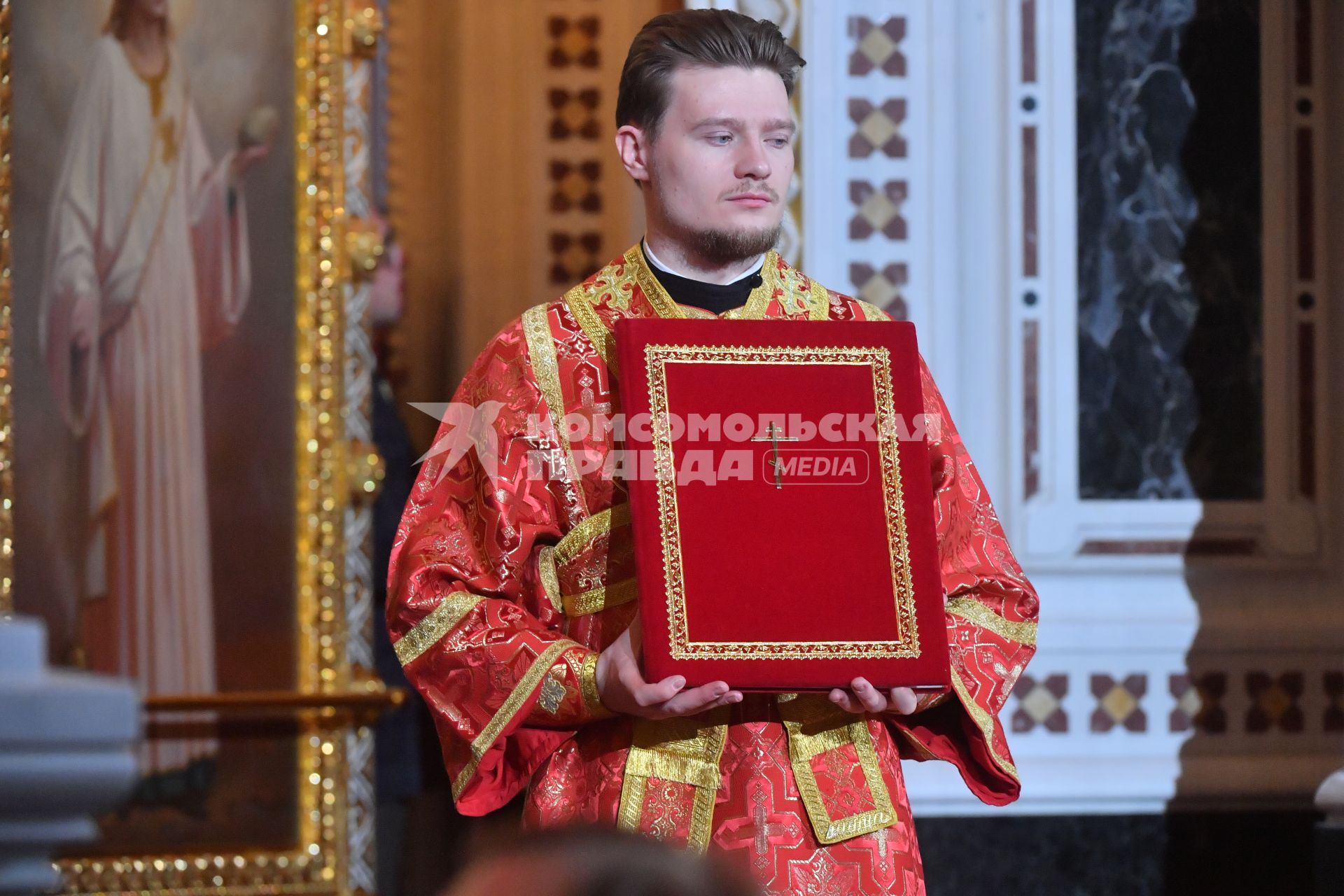 Москва. Священнослужитель во время праздничного пасхального богослужения в храме Христа Спасителя.