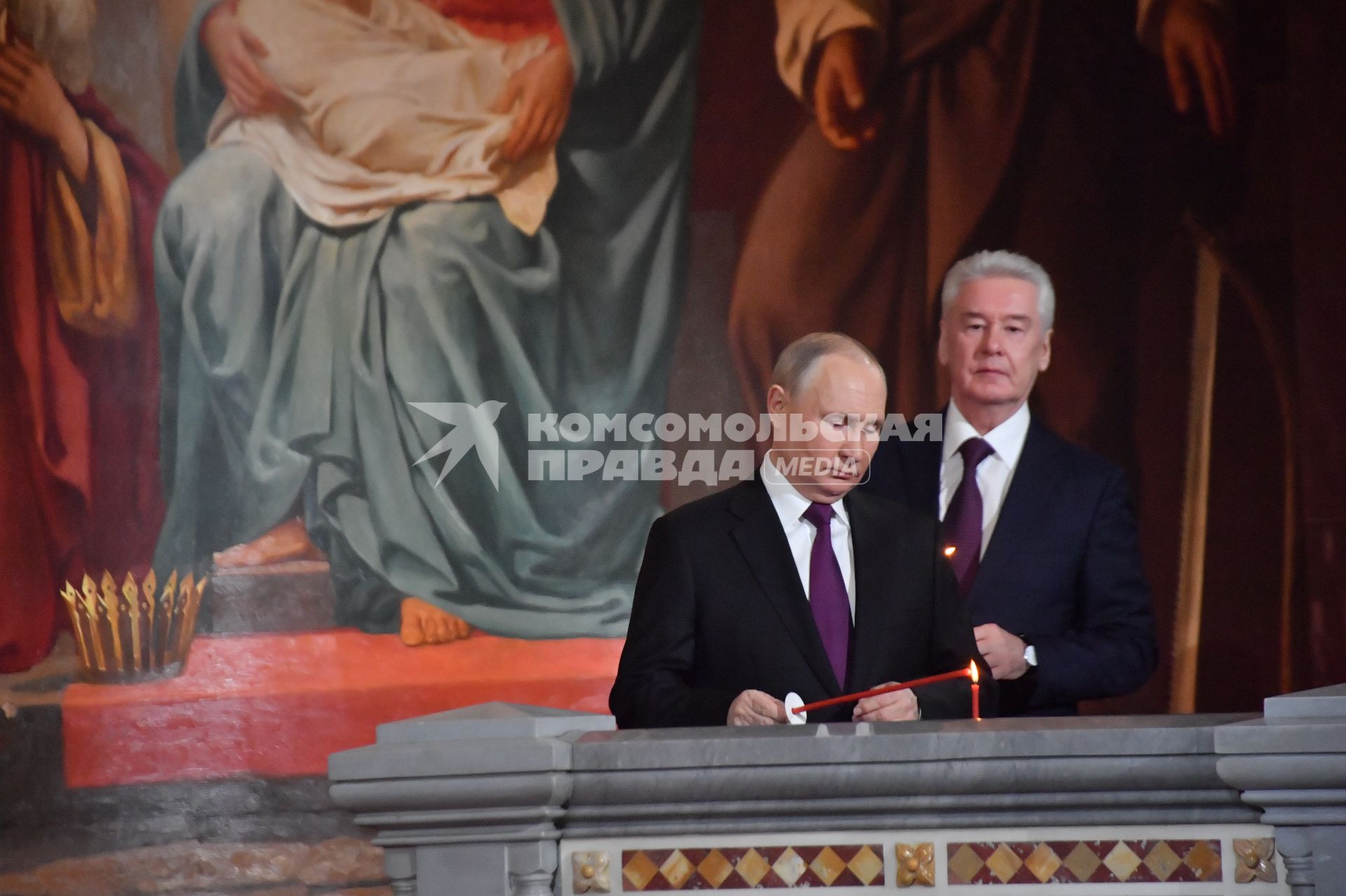 Москва. Президент РФ Владимир Путин и мэр Москвы Сергей Собянин (слева направо) во время праздничного пасхального богослужения в храме Христа Спасителя.