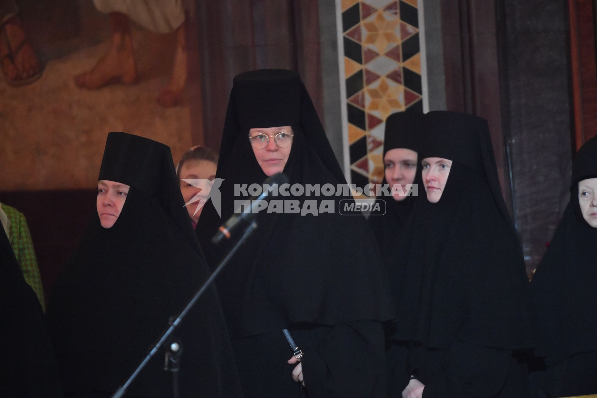 Москва. Монахини во время праздничного пасхального богослужения в храме Христа Спасителя.