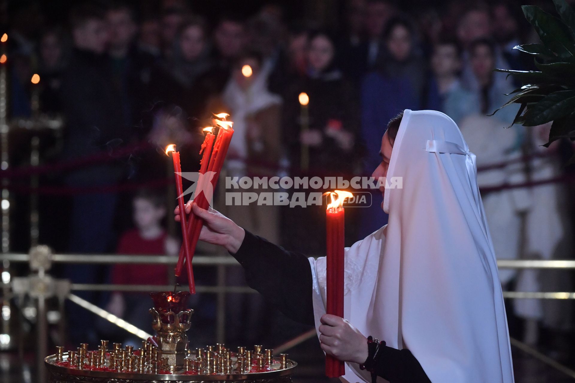 Москва. Монахиня во время праздничного пасхального богослужения в храме Христа Спасителя.