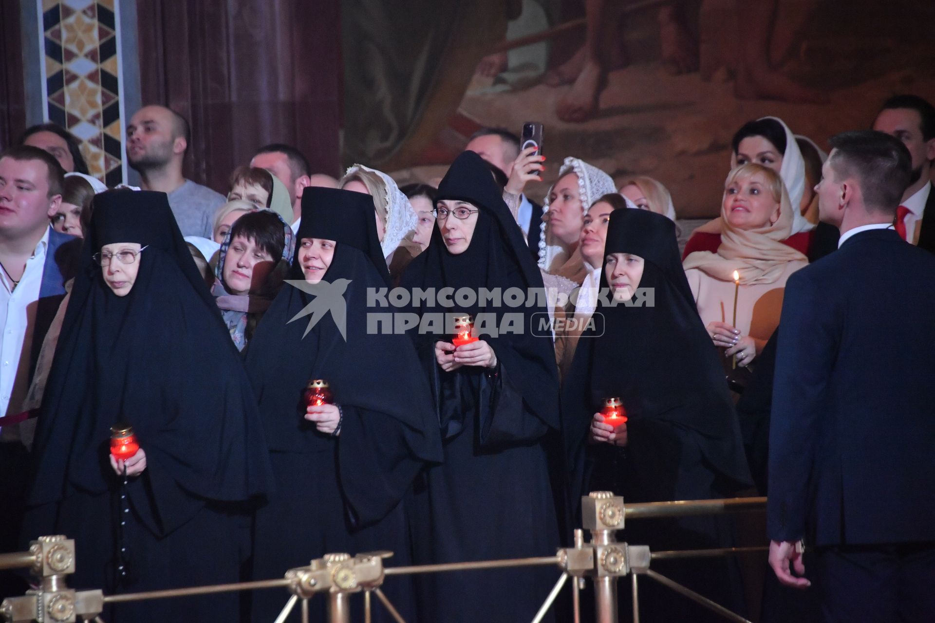 Москва. Монахини во время праздничного пасхального богослужения в храме Христа Спасителя.