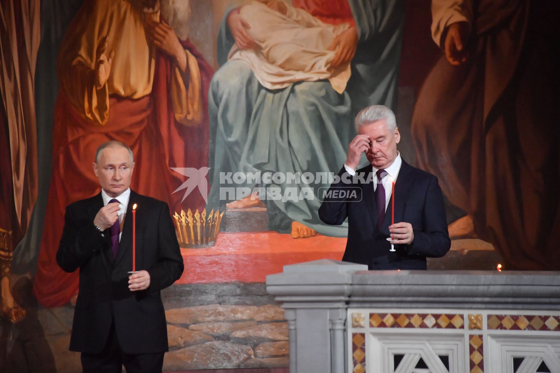 Москва. Президент РФ Владимир Путин и мэр Москвы Сергей Собянин (слева направо) во время праздничного пасхального богослужения в храме Христа Спасителя.