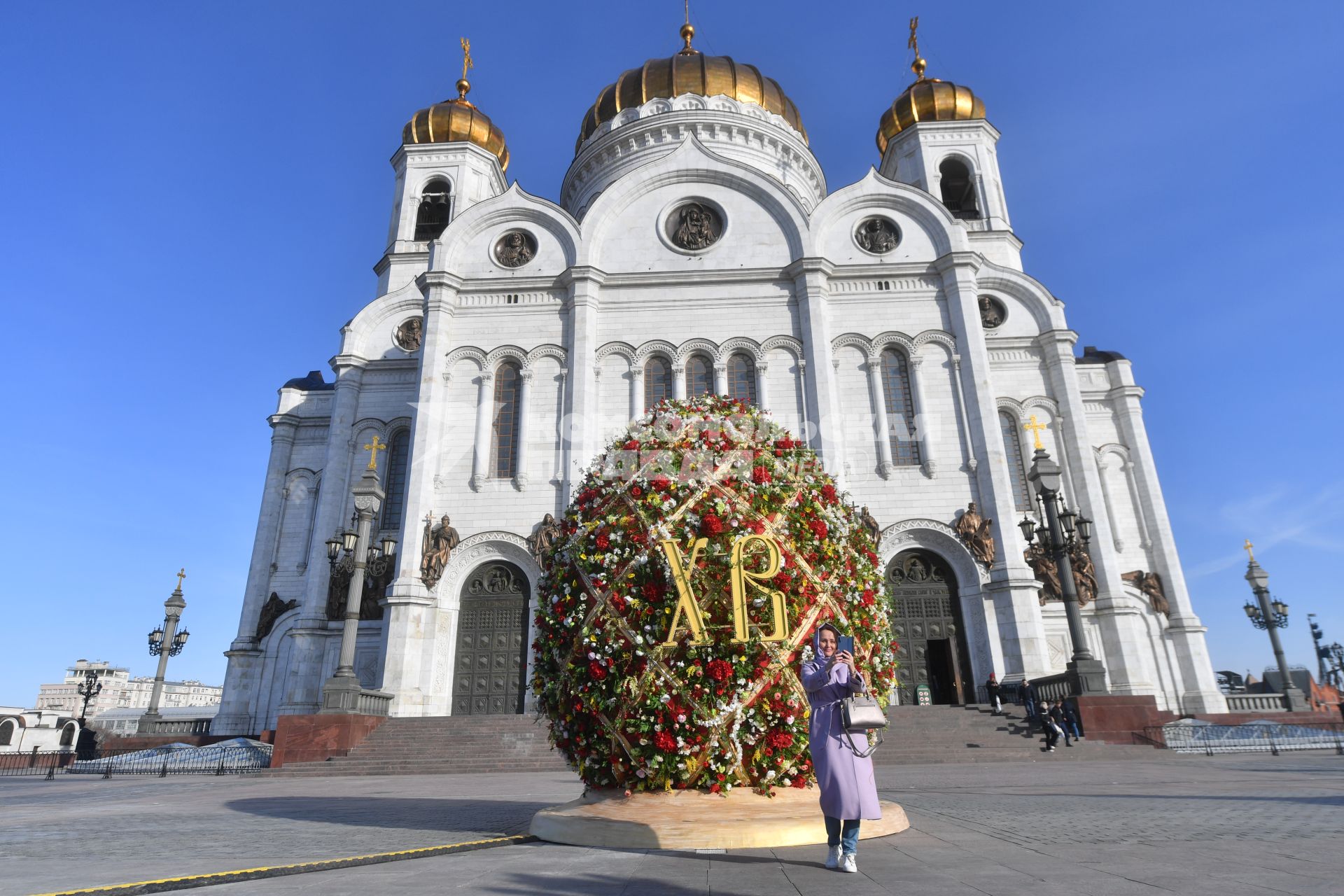 Москва. Пасхальное яйцо, установленное у храма Христа Спасителя в рамках фестиваля `Пасхальный дар`, приуроченного к празднованию Пасхи.