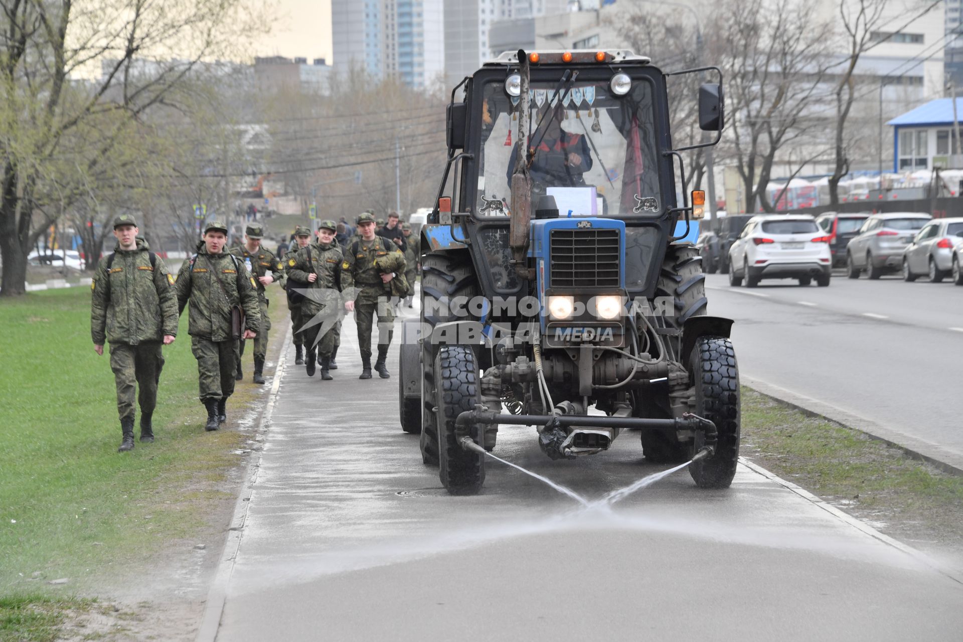 Москва.  Поливальная машина на улице города.