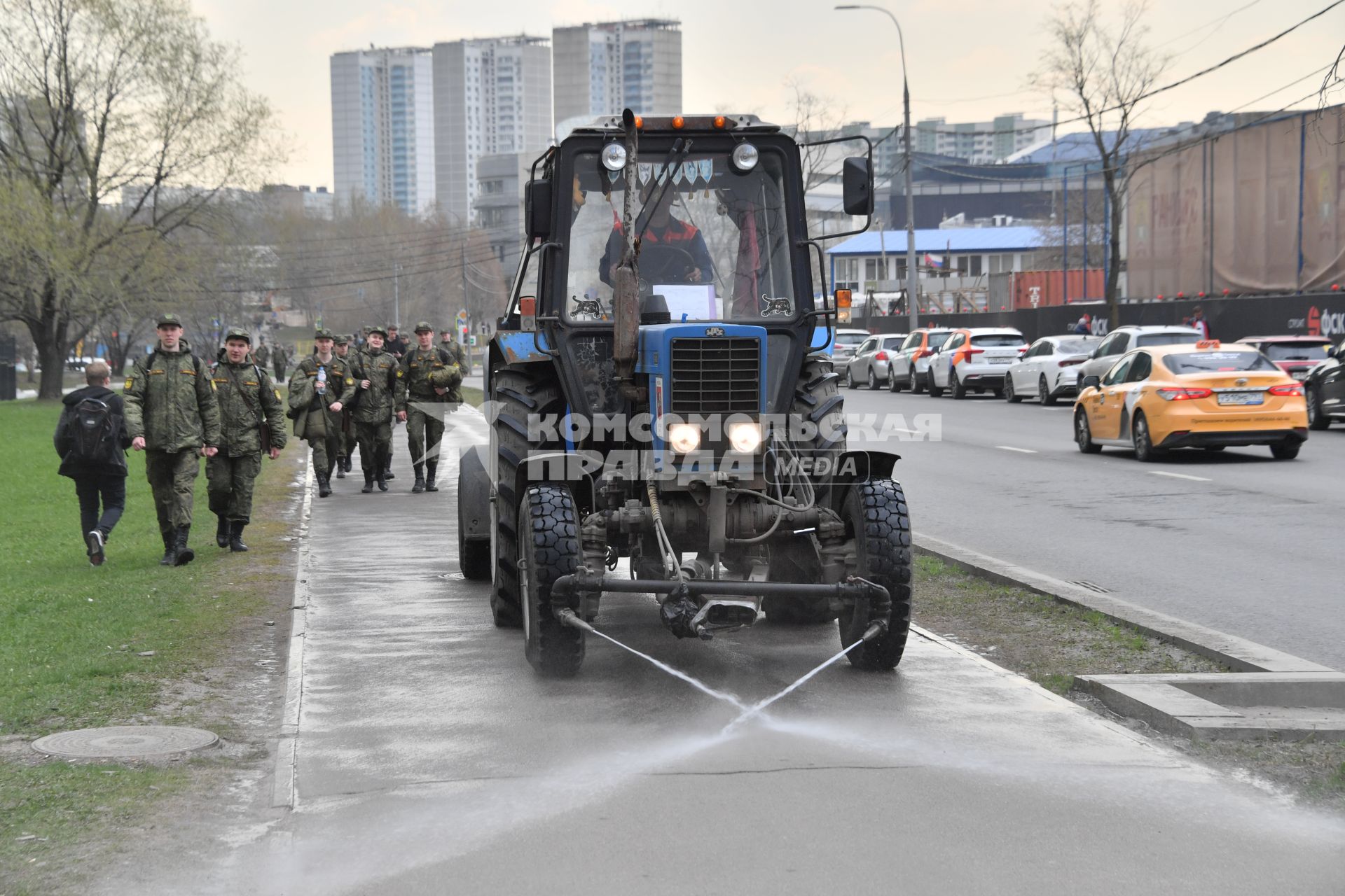 Москва.  Демонтаж здания Газпрома на улице Наметкина.