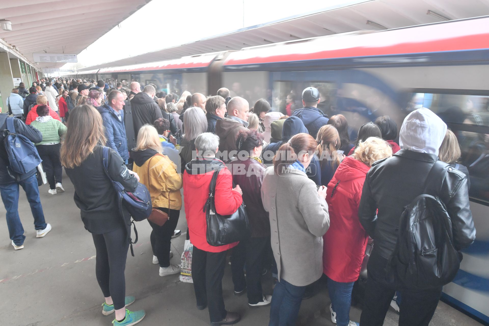 Москва. Толпа людей на станции метро Выхино в утренние часы.