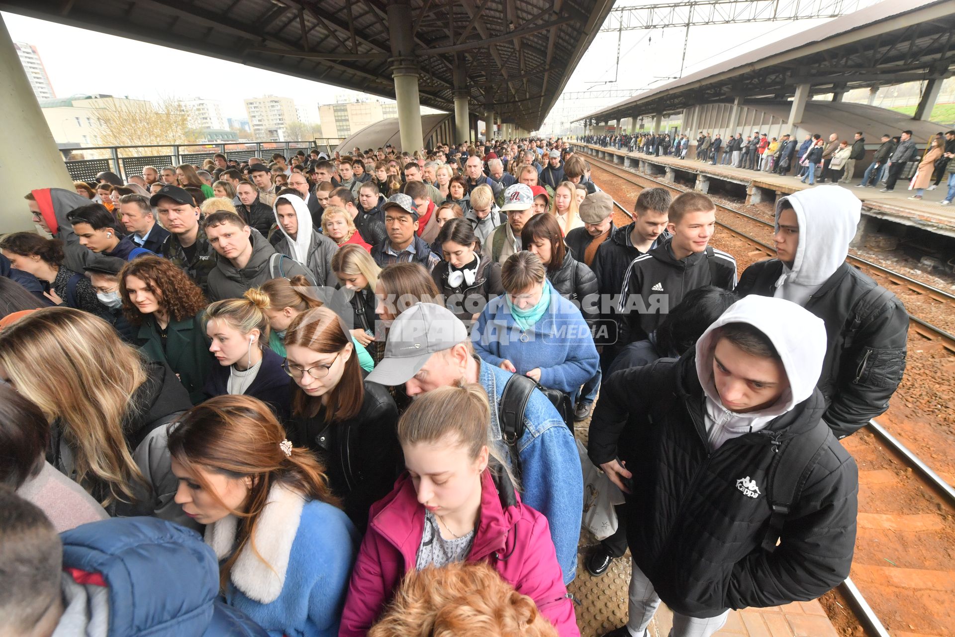 Москва. Толпа людей на станции метро Выхино в утренние часы.