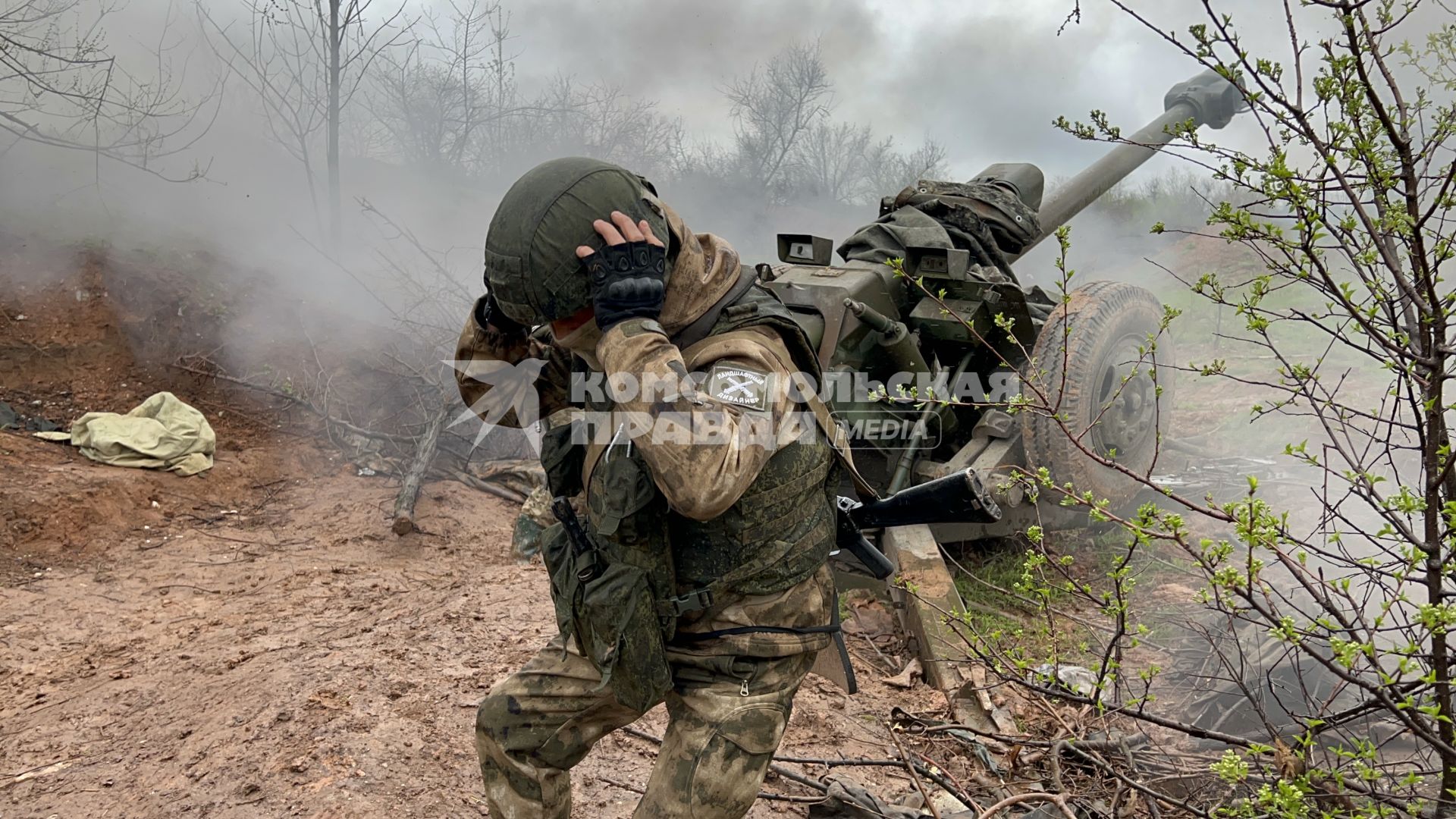 Донецкая область. г.Бахмут (Артемовск). Военнослужащие 106 дивизии ВДВ ведут огонь из 122-мм гаубицы Д-30, прикрывая северный фланг Артемовска.