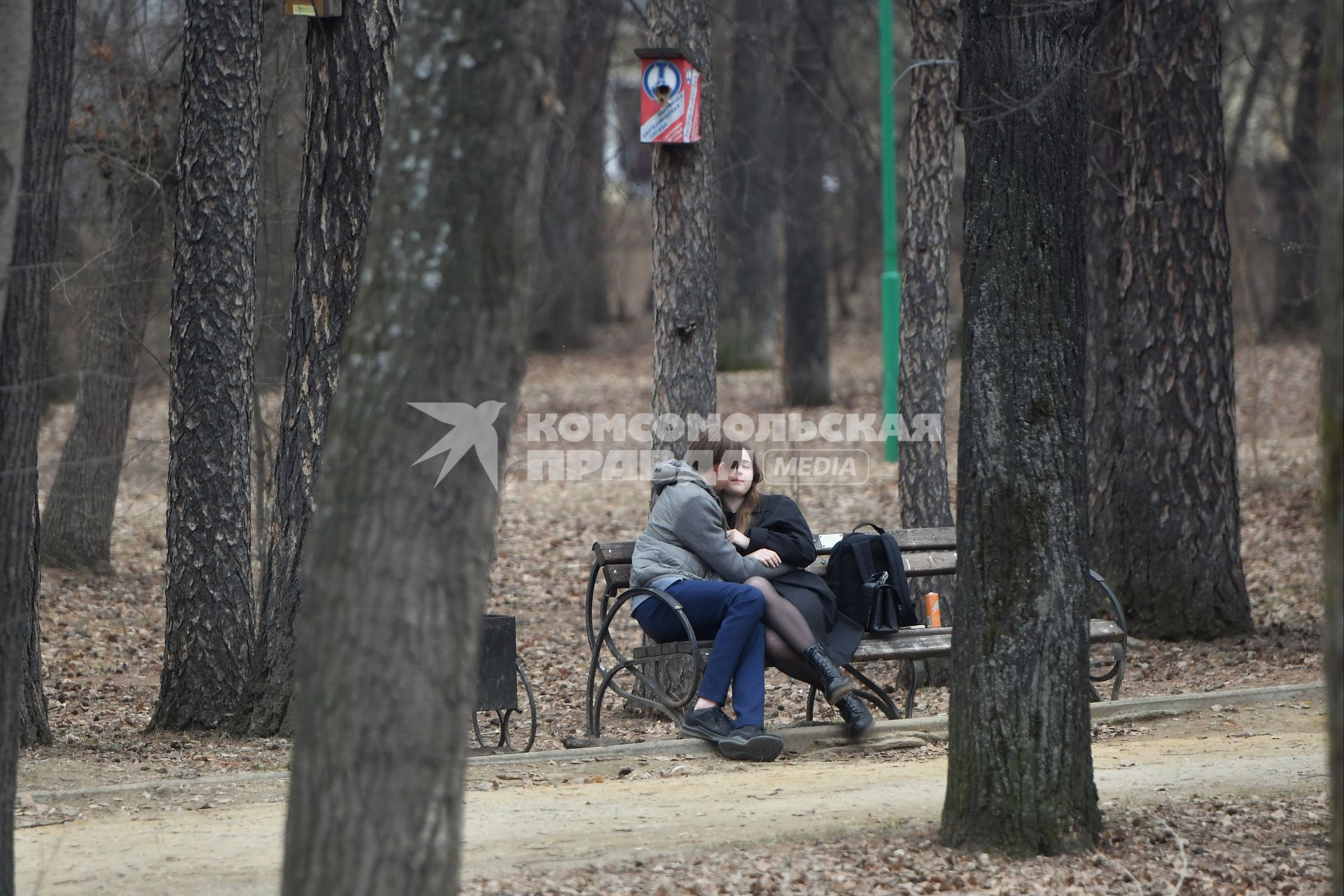 Екатеринбург. Влебленные сидят на скамейке  парке