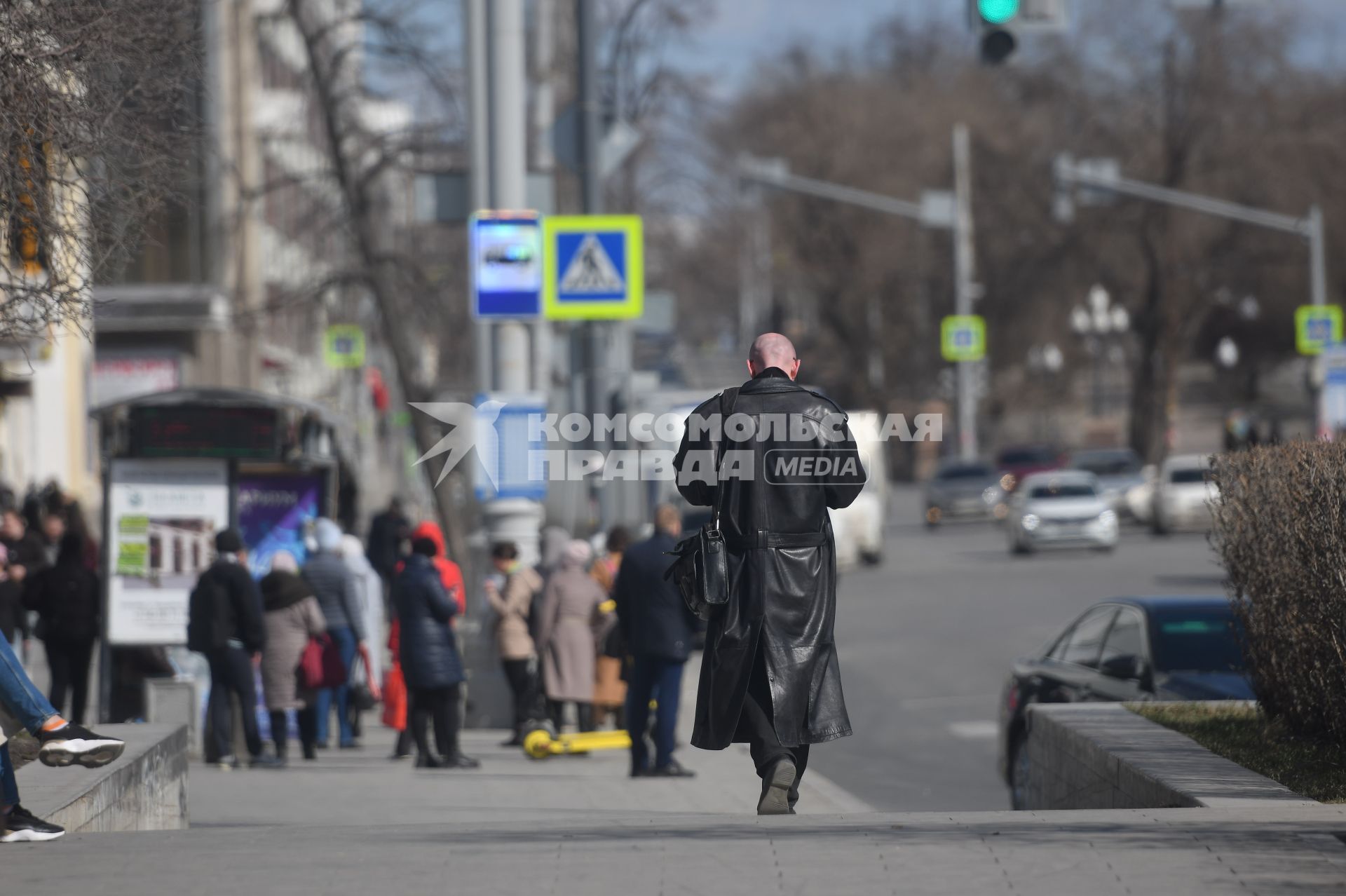 Екатеринбург. Мужчина в длинном, черном, кожанном плаще на одной из улиц города