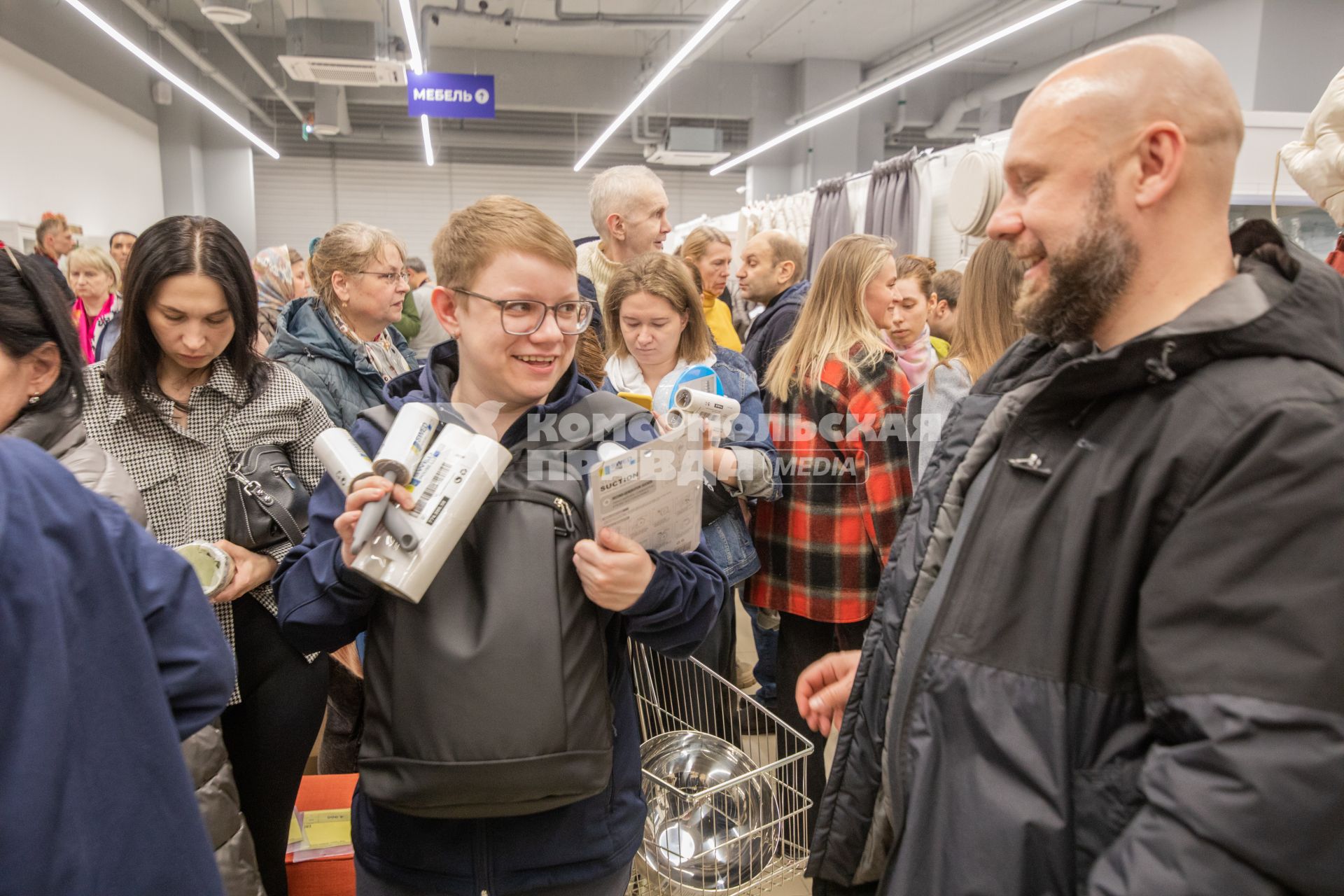 Москва. Открытие магазина Swed House -  белорусский аналог IKEA в ТЦ `Щелковский`.