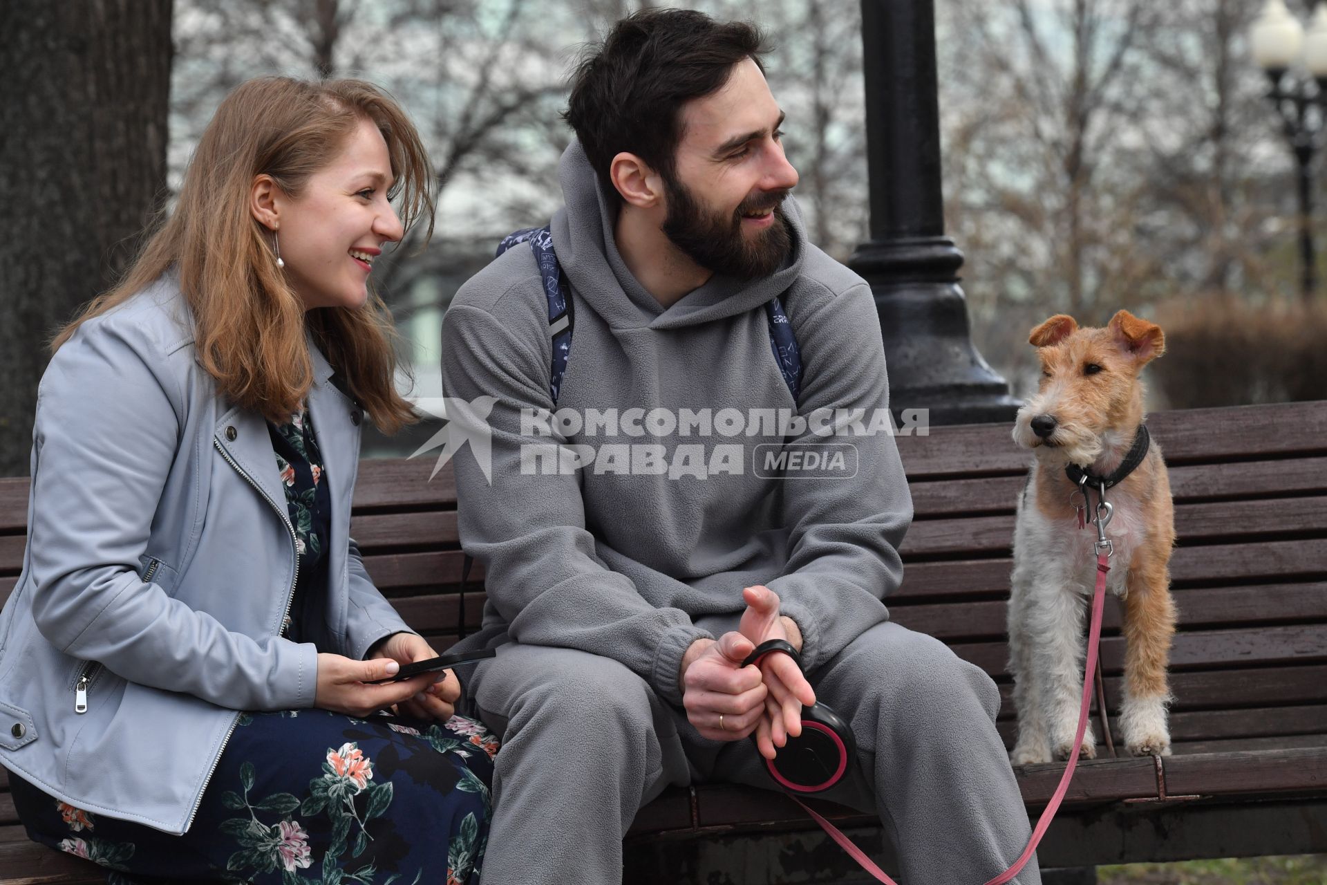 Москва. Молодые люди с собакой породы фокстерьер во время благотворительного проекта `Четвероногий друг` в рамках фестиваля `Пасхальный дар` на Цветном бульваре.