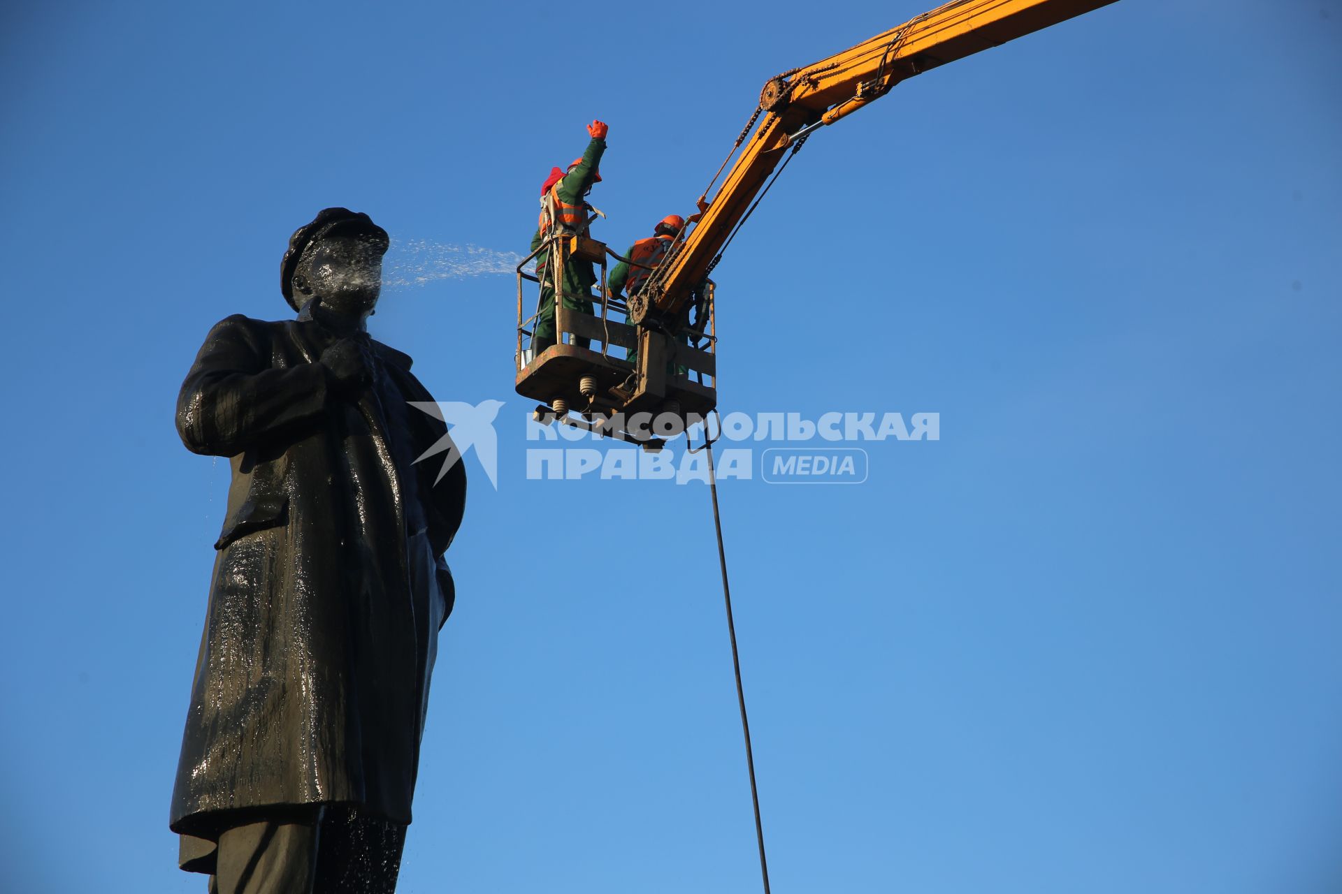 Красноярск. Сотрудники коммунальной службы моют памятник В.И. Ленину.