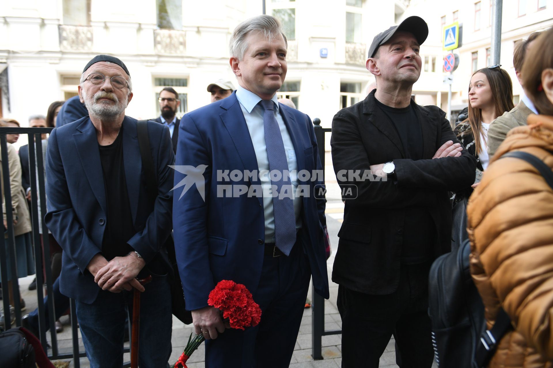 Москва. Руководитель Департамента культуры Москвы Александр Кибовский ( в центре) и  художественный руководитель МХТ имени А.П. Чехова Константин Хабенский  (справа) на церемонии открытия мемориальной доски  актерам  театра и кино Анатолию  Кторову  и  Вере  Поповой у дома №12 по Брюсову переулку.