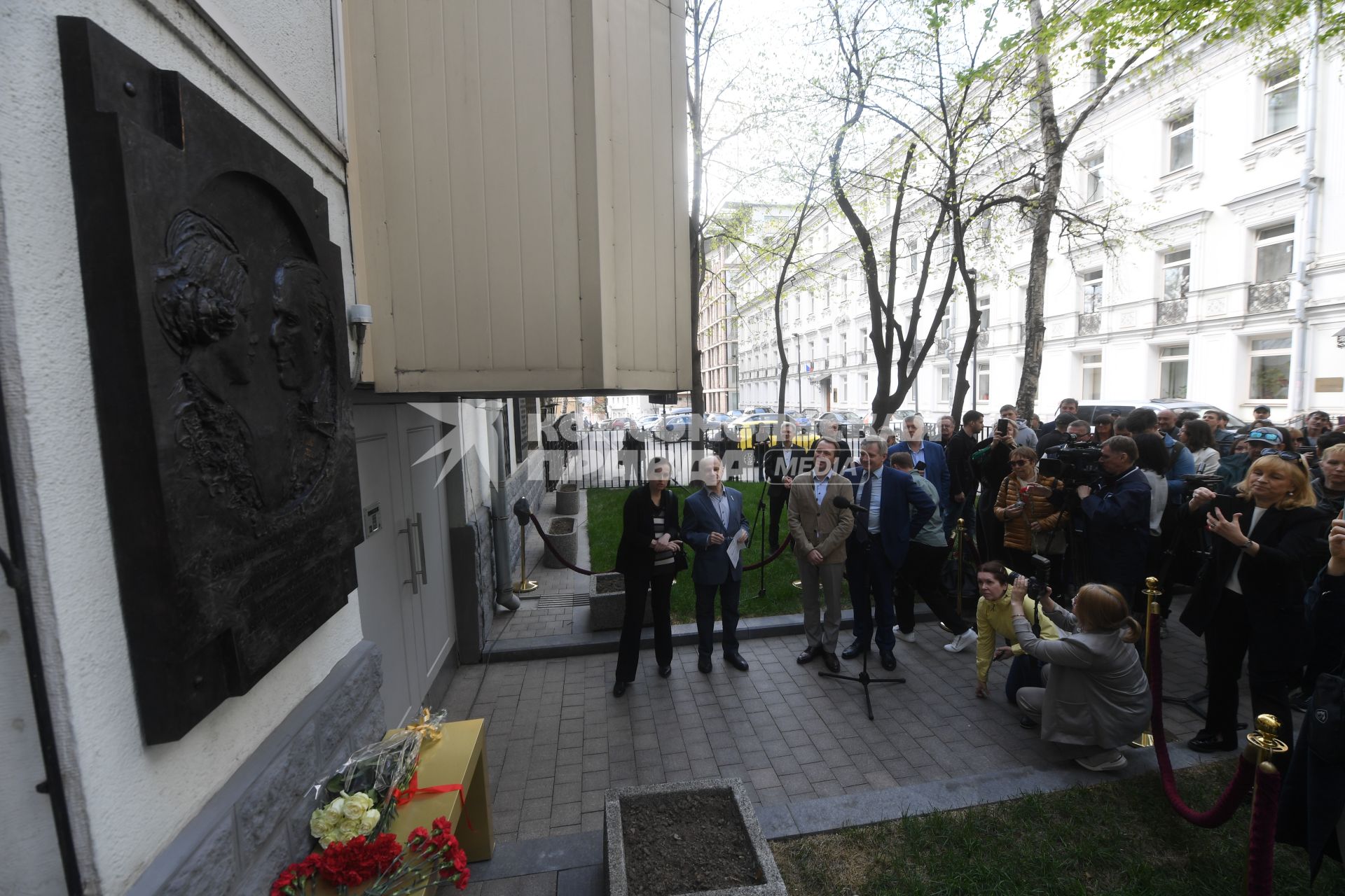 Москва. На церемонии открытия мемориальной доски  актерам  театра и кино Анатолию  Кторову  и  Вере  Поповой у дома №12 по Брюсову переулку.