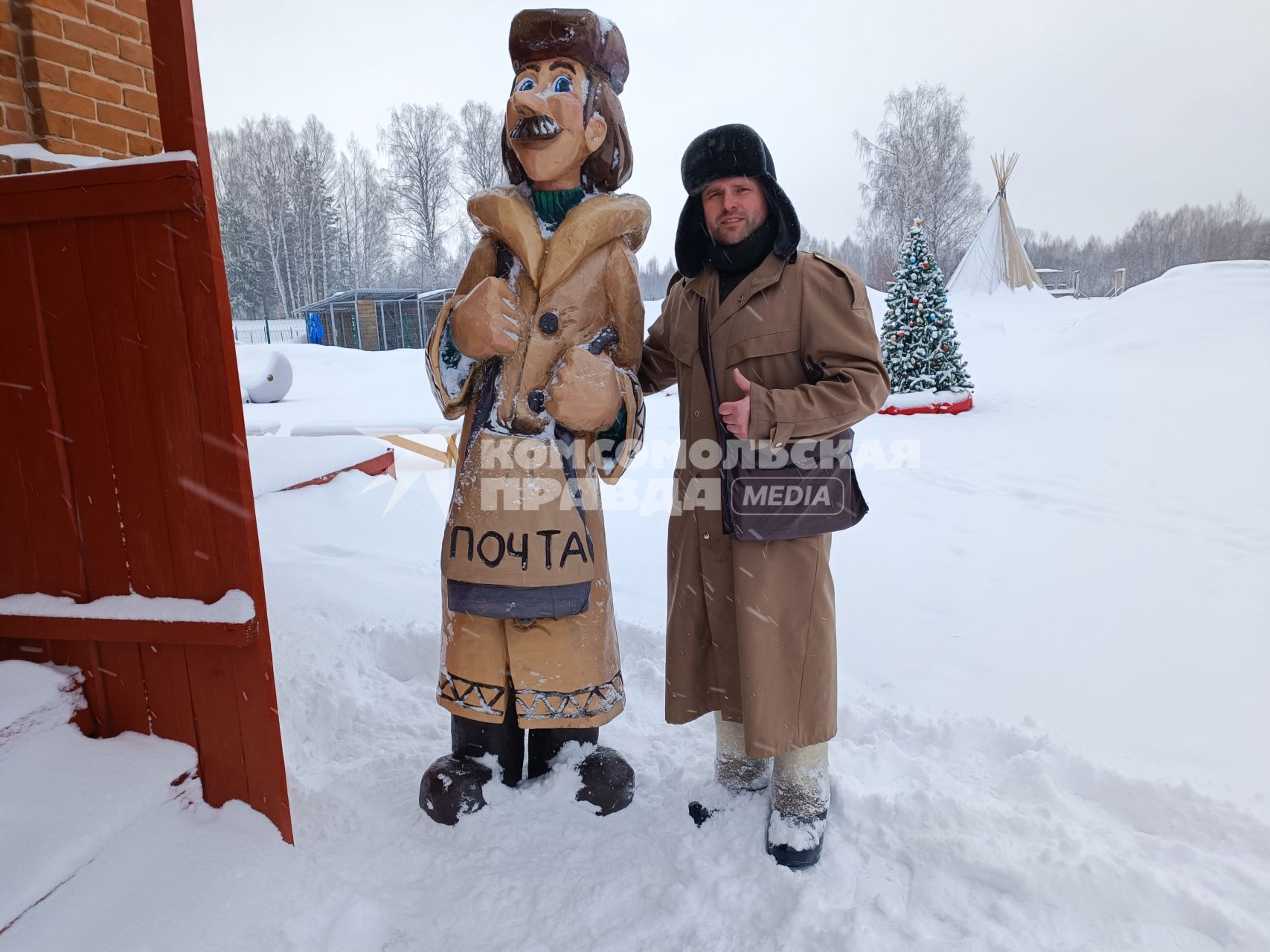 Нижегородская область. д.Простоквашино. Нижегородец Олег Голубев (почтальон Печкин) рядом со скульптурой `однофамильца`.