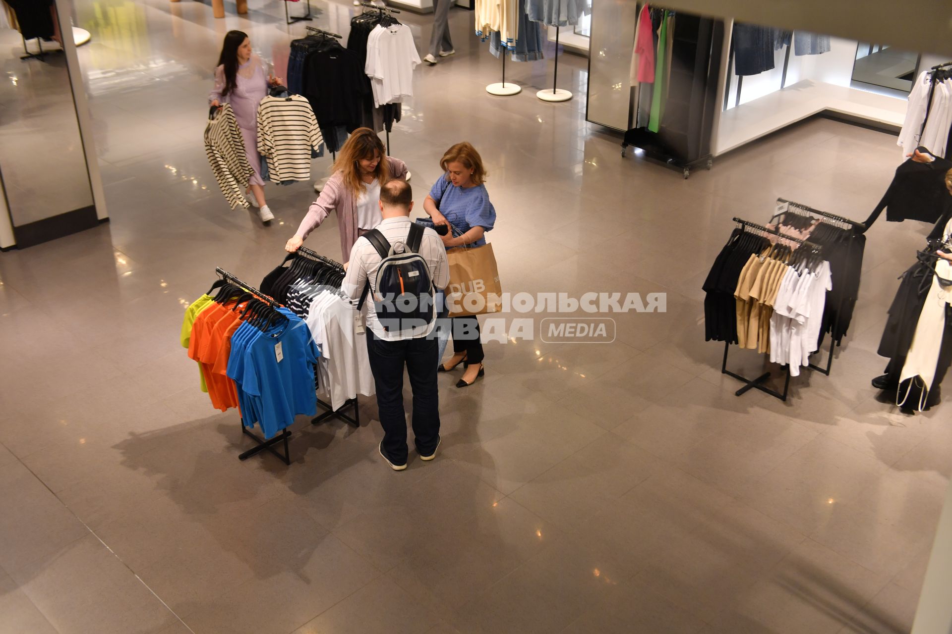 Москва.   Магазины Zara, Stradivarius и Pull & Bear открылись в Москве под новыми брендами Maag, Vilet,    Ecru,  Dub.