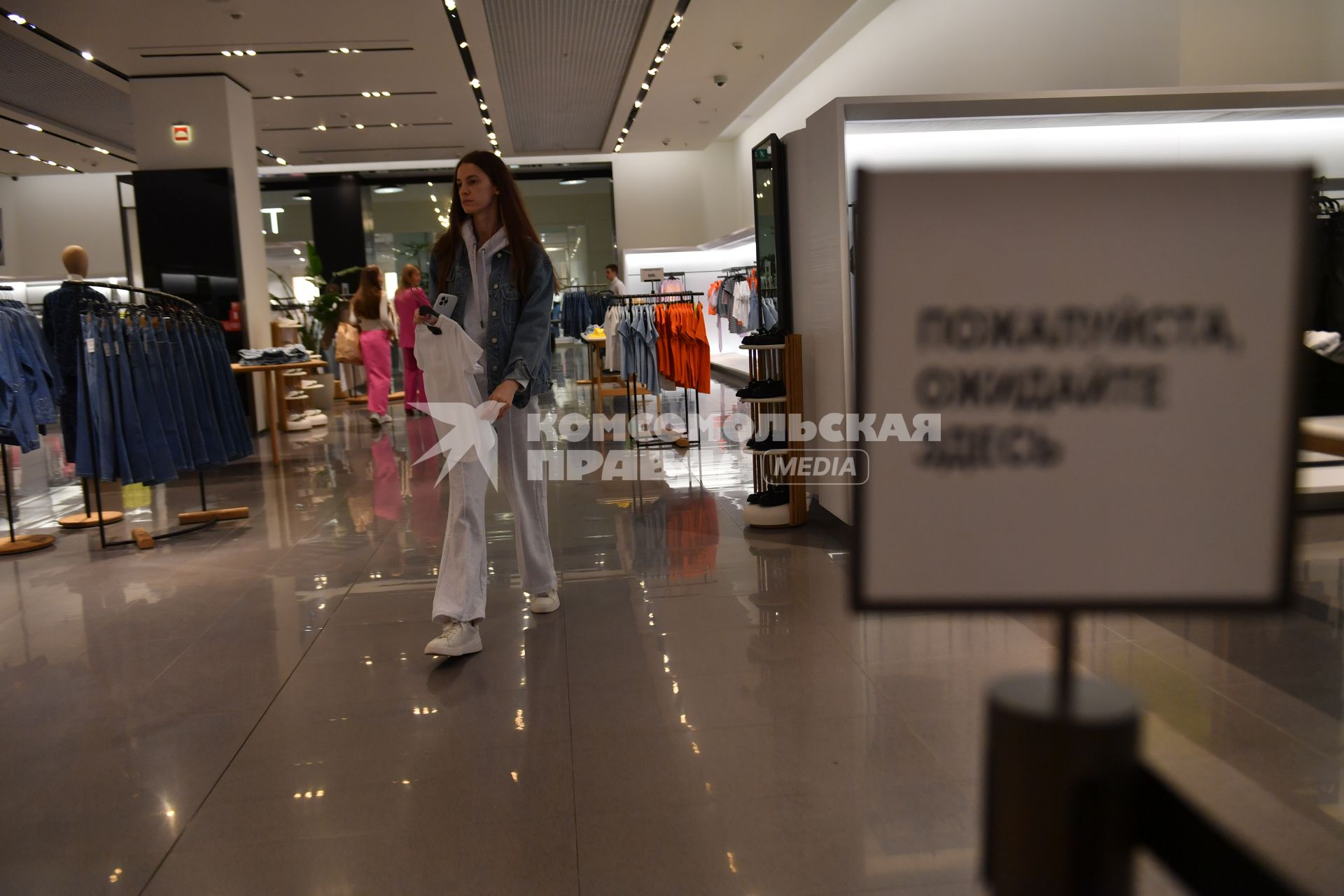 Москва.   Магазины Zara, Stradivarius и Pull & Bear открылись в Москве под новыми брендами Maag, Vilet,    Ecru,  Dub.