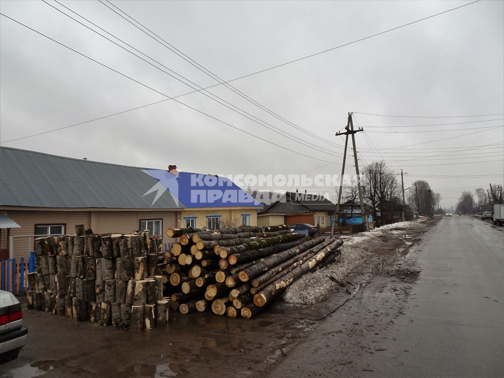 Кировская область. п.Кикнур. Бревна на одной из улиц поселка.