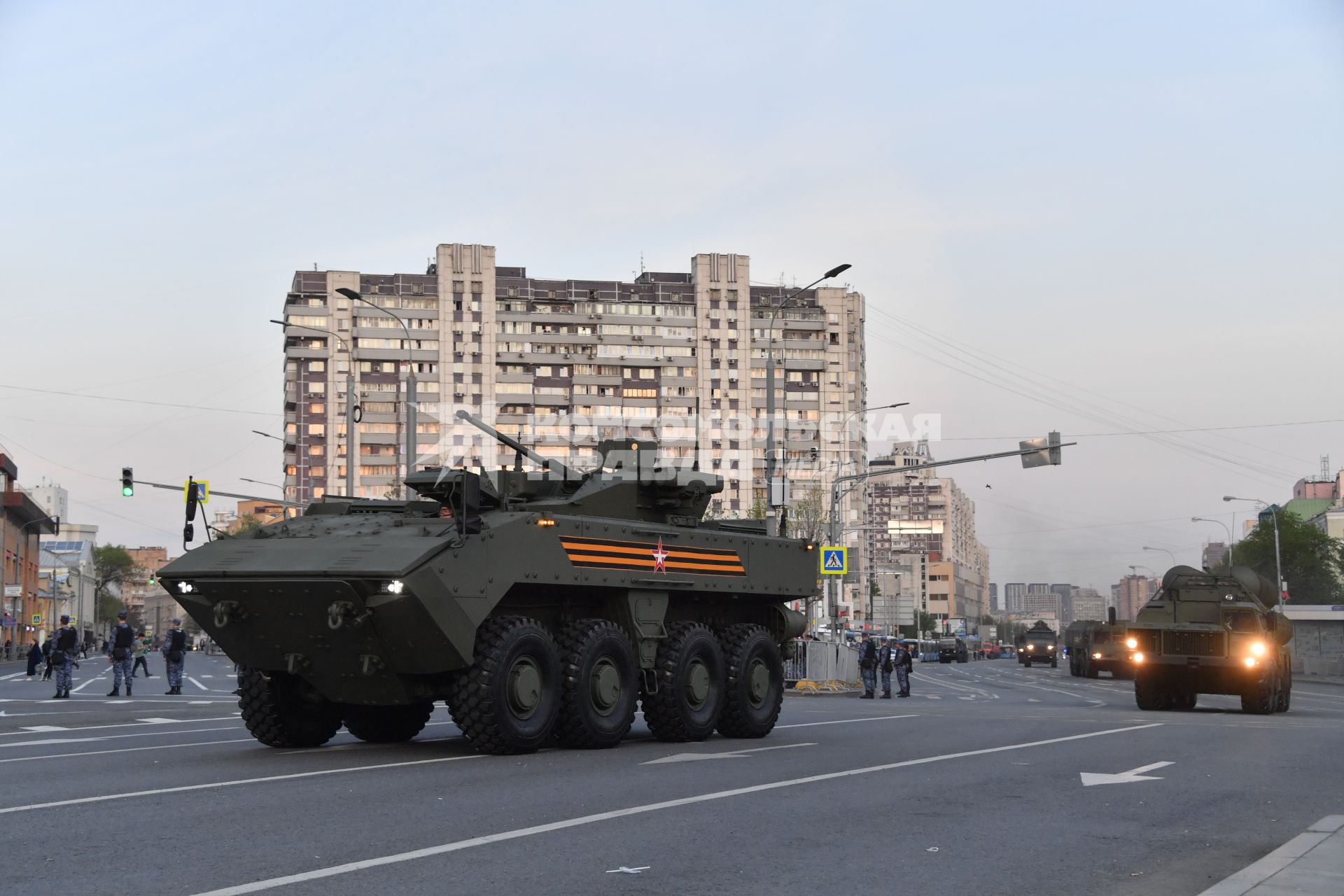 Москва. Плавающий `колесный танк` ВПК-7829 `Бумеранг` (8х8) во время проезда военной техники для репетиции парада, в честь 78-ой годовщины Победы в Великой Отечественной войне.