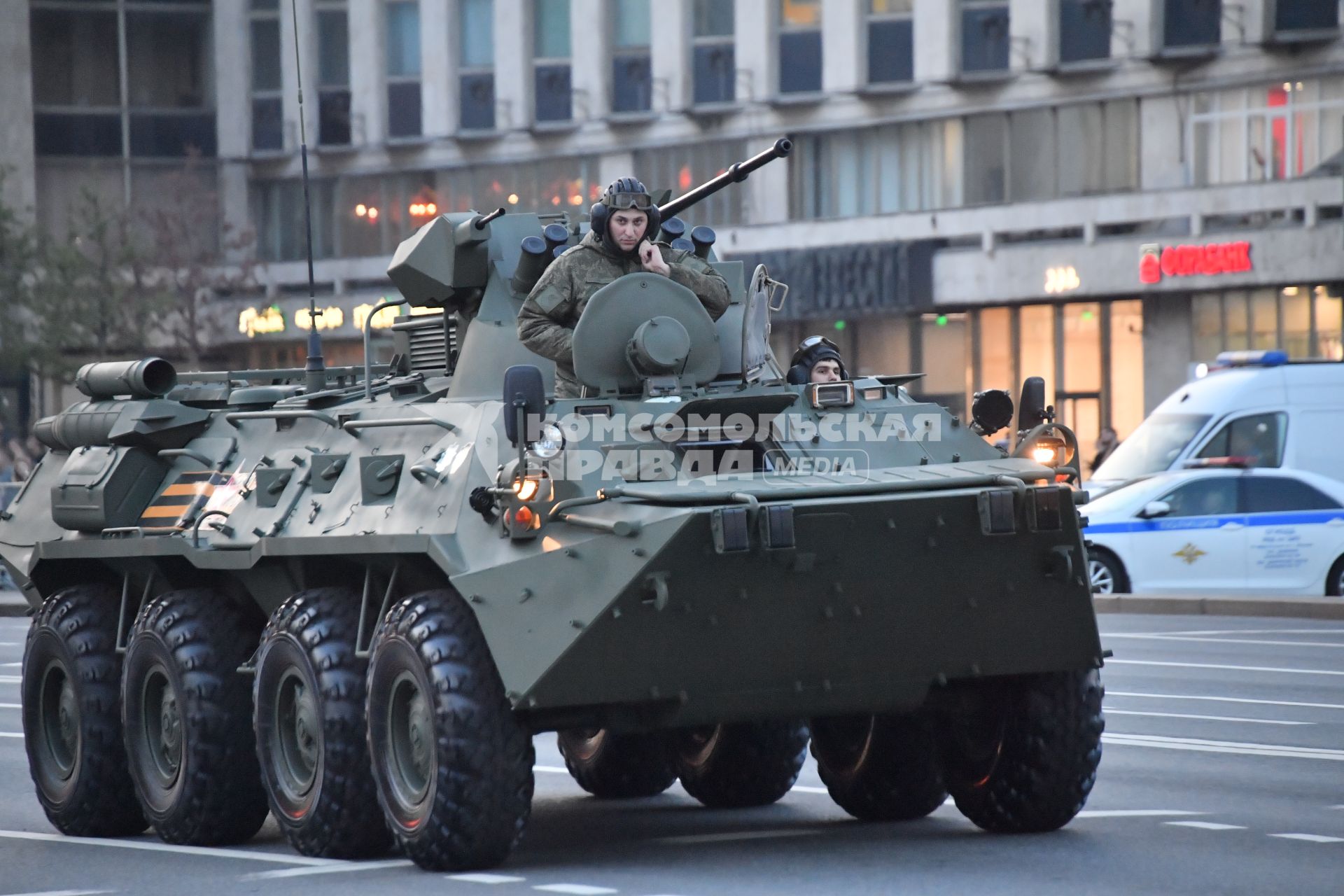 Москва. Бронетранспортер БТР-82А во время проезда военной техники для репетиции парада, в честь 78-ой годовщины Победы в Великой Отечественной войне.