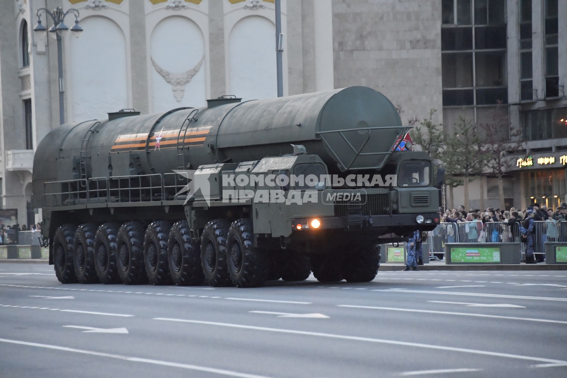 Москва. Боевая машина сопровождения (БМС) российского ракетного комплекса `Тополь-М` (на шасси МЗКТ-79221) во время проезда военной техники для репетиции парада, в честь 78-ой годовщины Победы в Великой Отечественной войне.