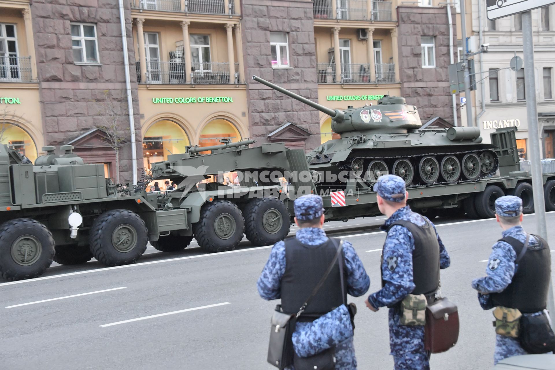 Москва. Тягач с танком Т-34-85 во время проезда военной техники для репетиции парада, в честь 78-ой годовщины Победы в Великой Отечественной войне.