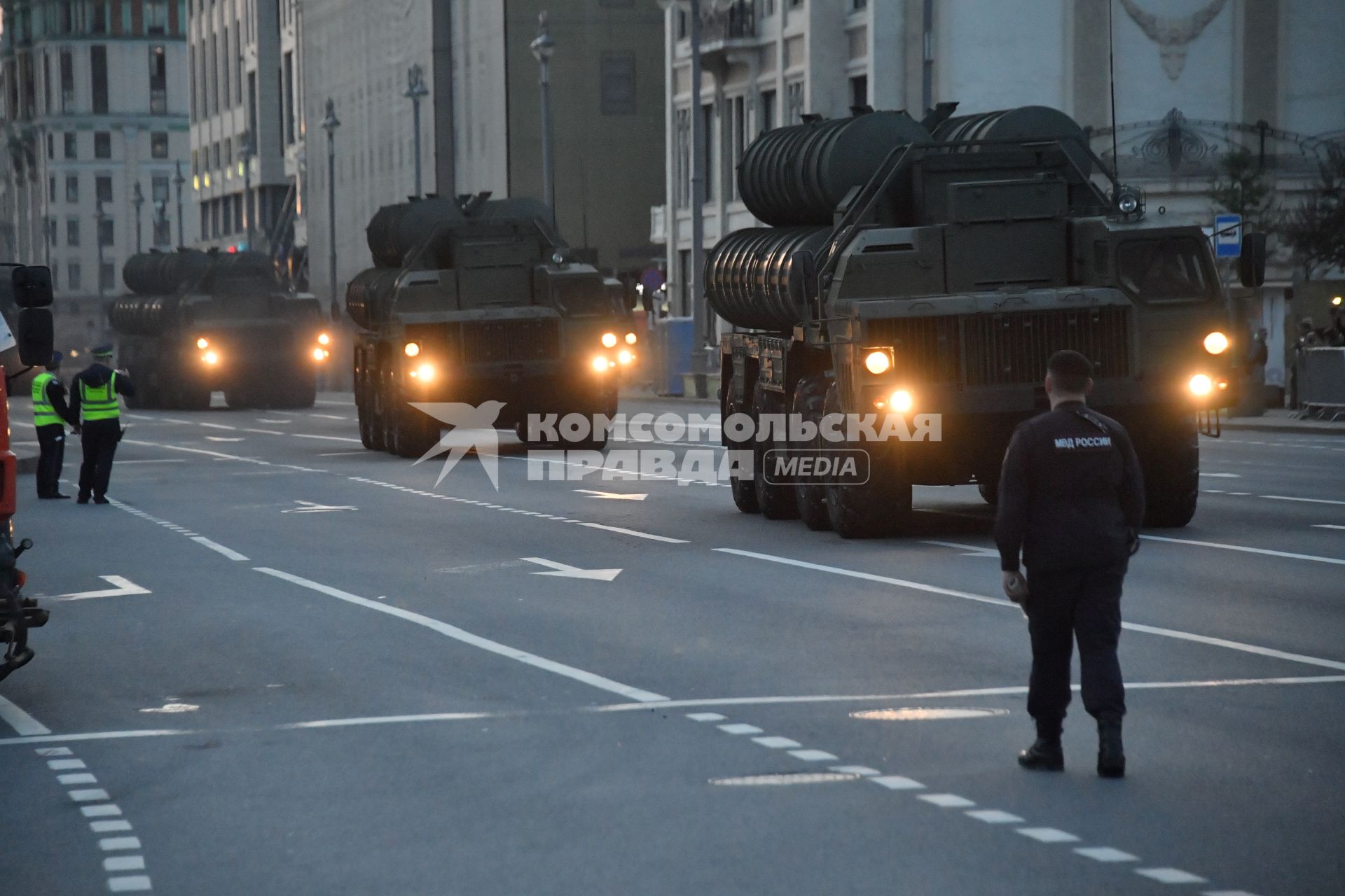 Москва. Пусковые установки С-400 на колесном шасси МАЗ-543М во время проезда военной техники для репетиции парада, в честь 78-ой годовщины Победы в Великой Отечественной войне.