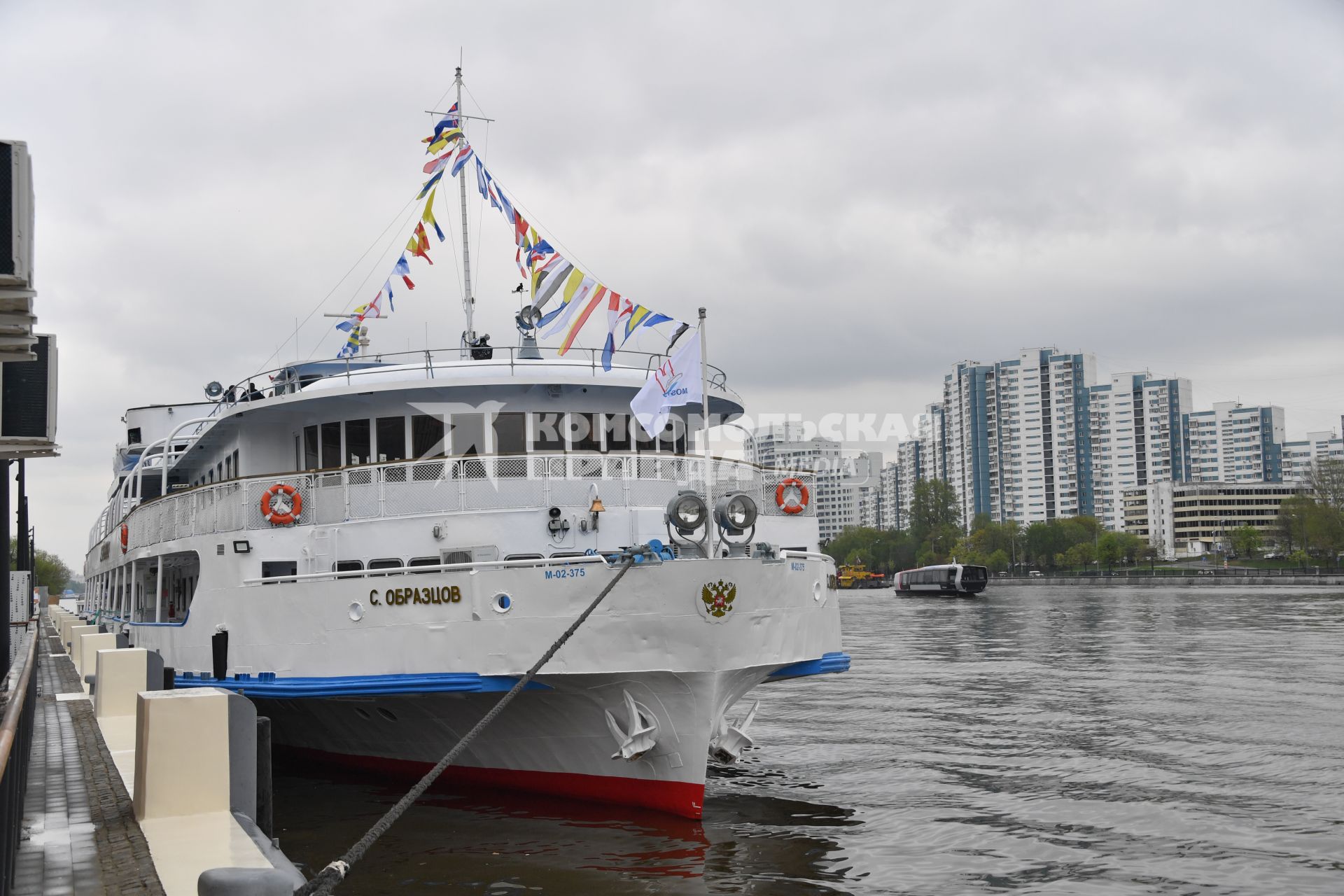 Москва.  Теплоход `Сергей Образцов ` у причала Южного речного вокзала Москвы.