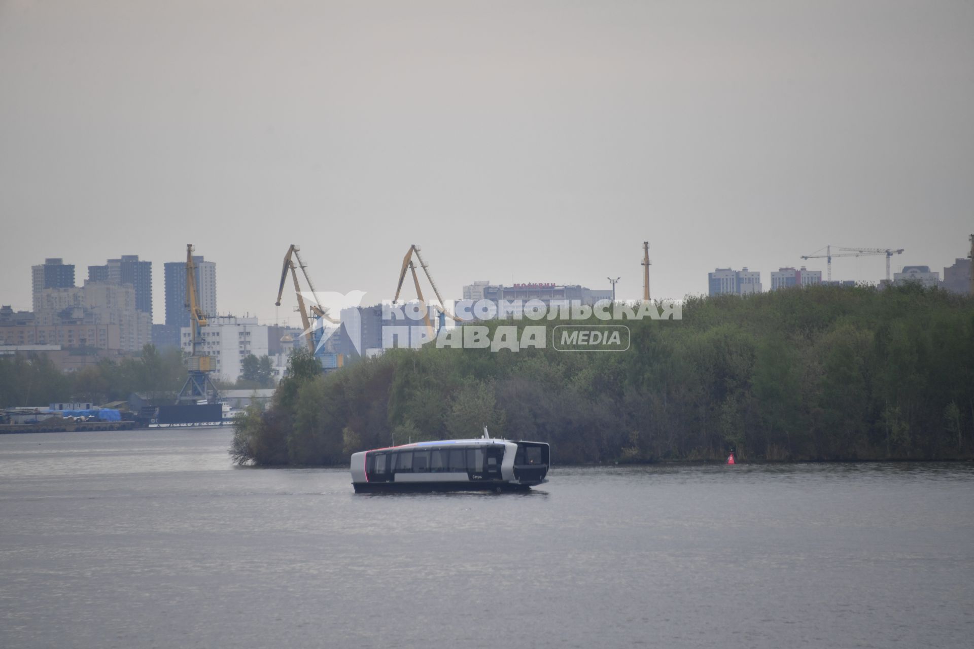 Москва.  Прогулочный теплоход на Москва-реке.