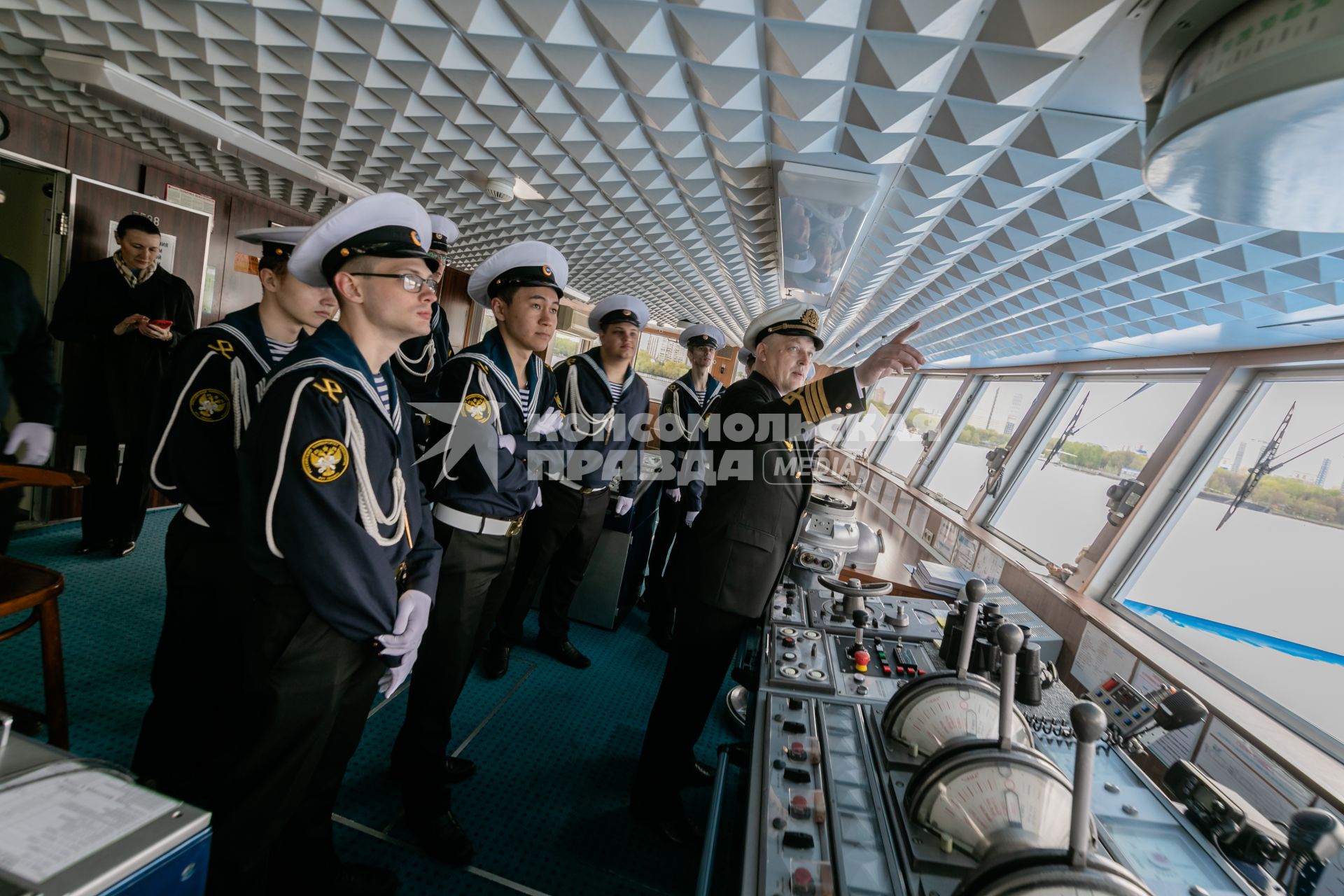 Москва. Кадеты Академии водного транспорта во время торжественной церемонии открытия речной навигации на Северном речном вокзале.