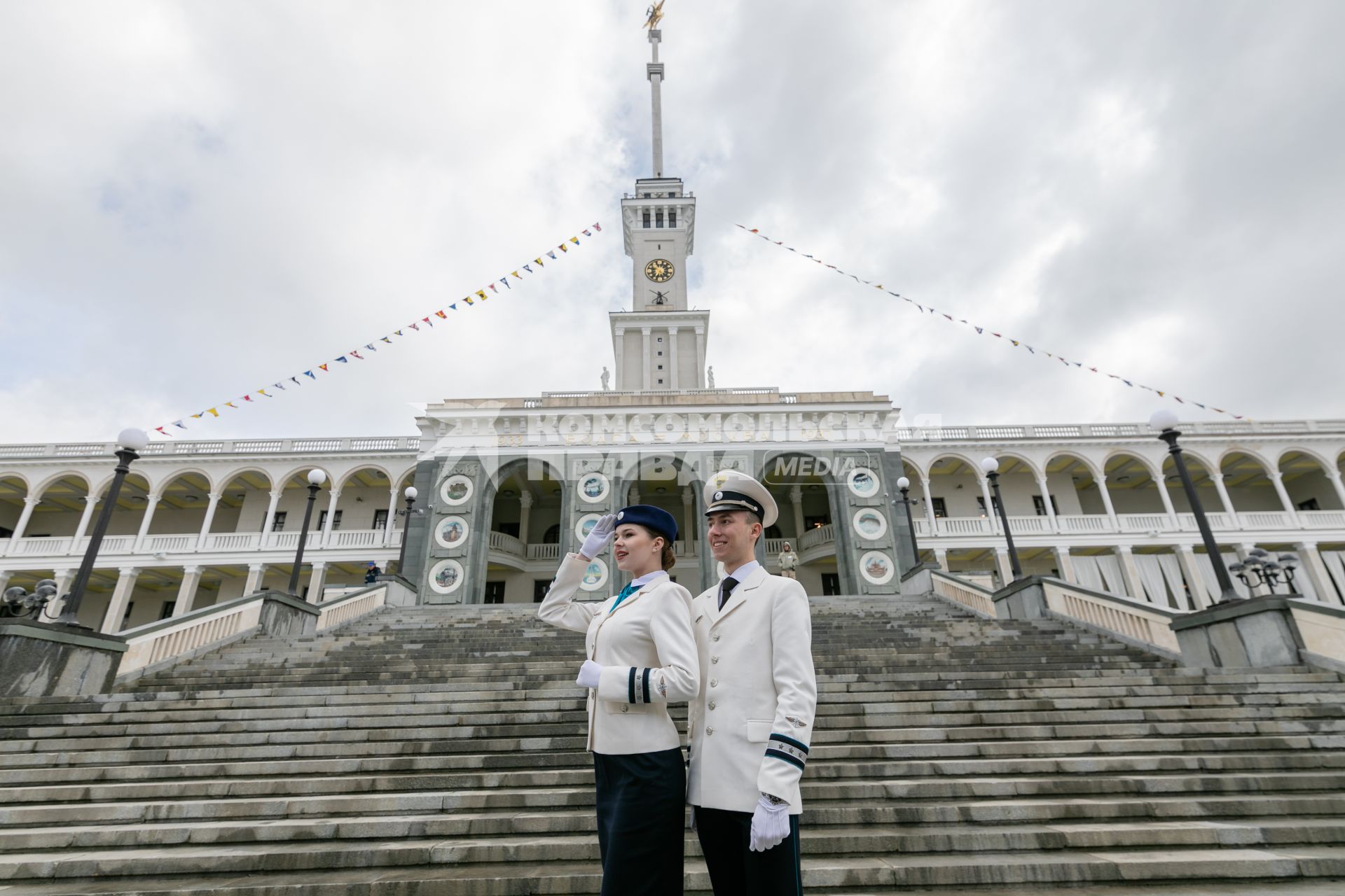 Москва. Сотрудники речного транспорта во время торжественной церемонии открытия речной навигации на Северном речном вокзале.