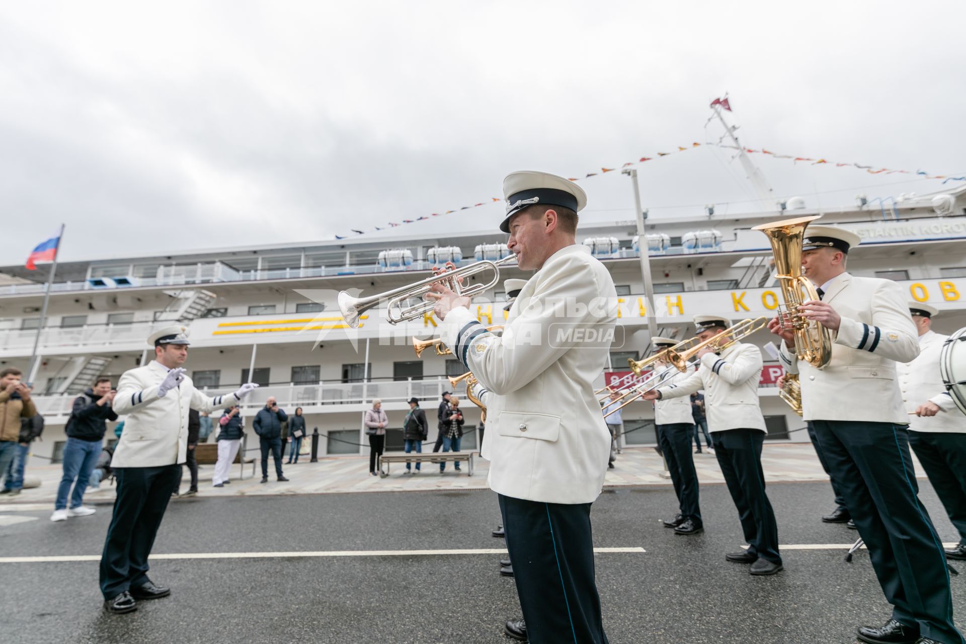 Москва. Выступление оркестра во время торжественной церемонии открытия речной навигации на Северном речном вокзале.