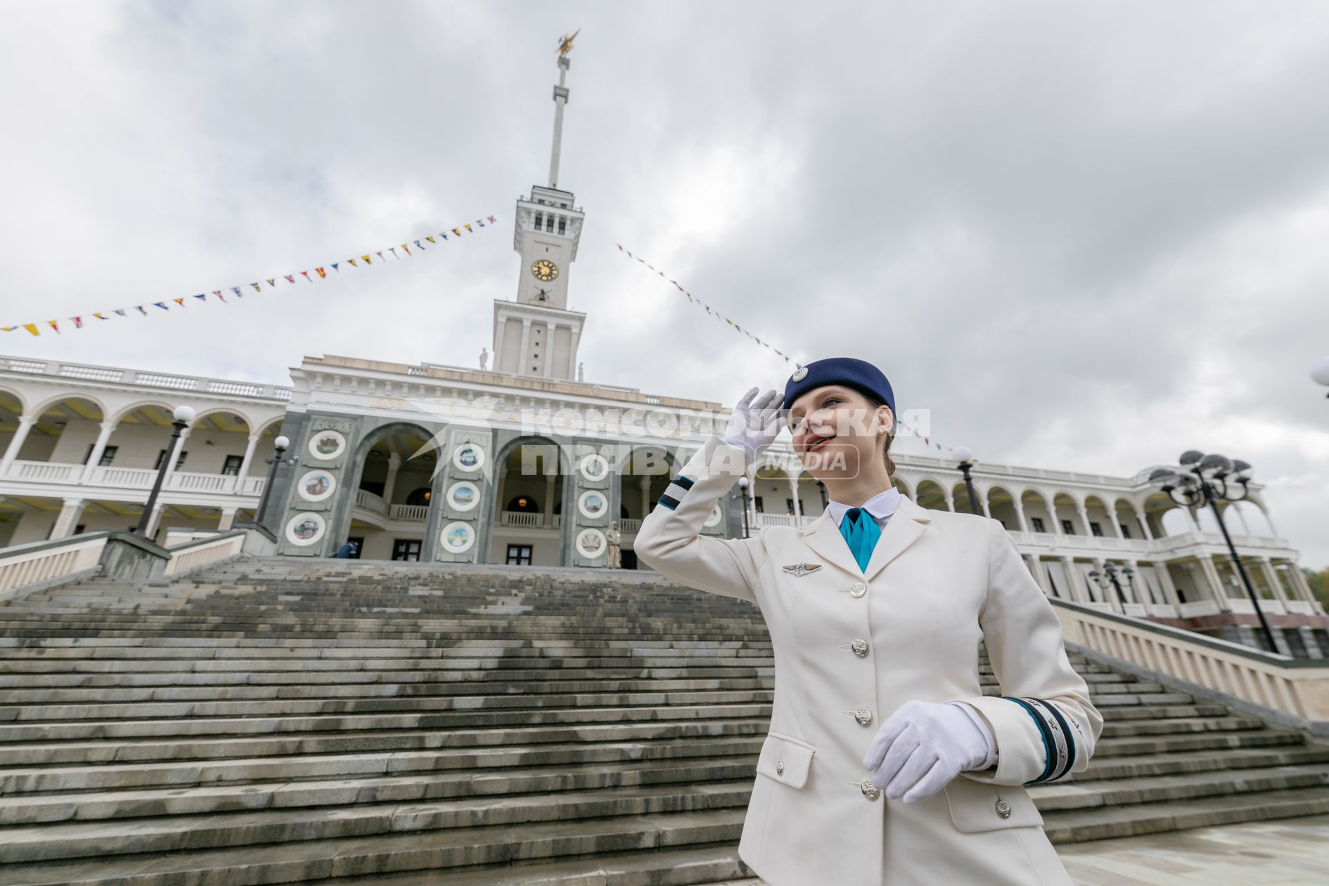 Москва. Сотрудница речного транспорта во время торжественной церемонии открытия речной навигации на Северном речном вокзале.