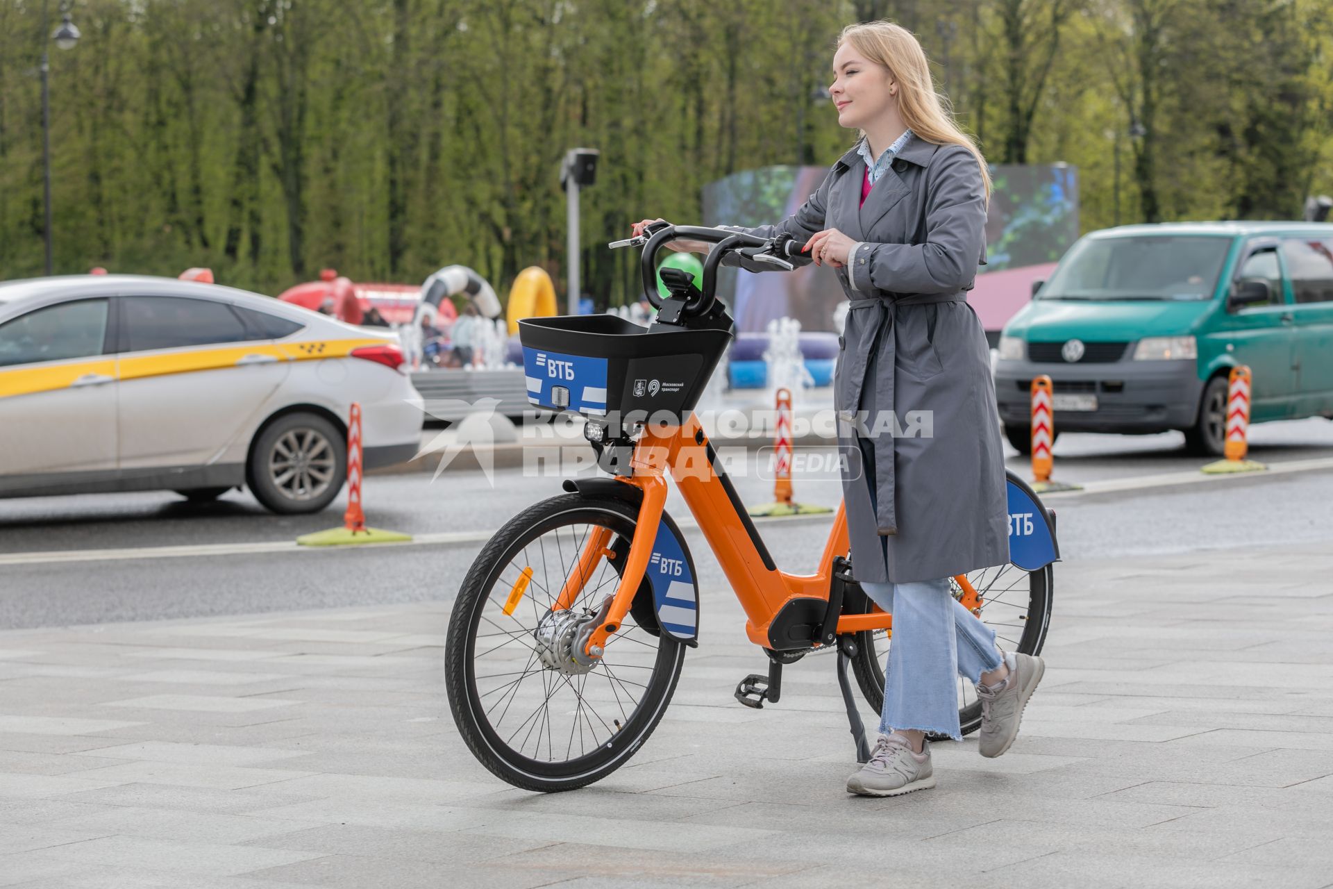 Москва. Девушка на открытии велосезона `Велобайк`.