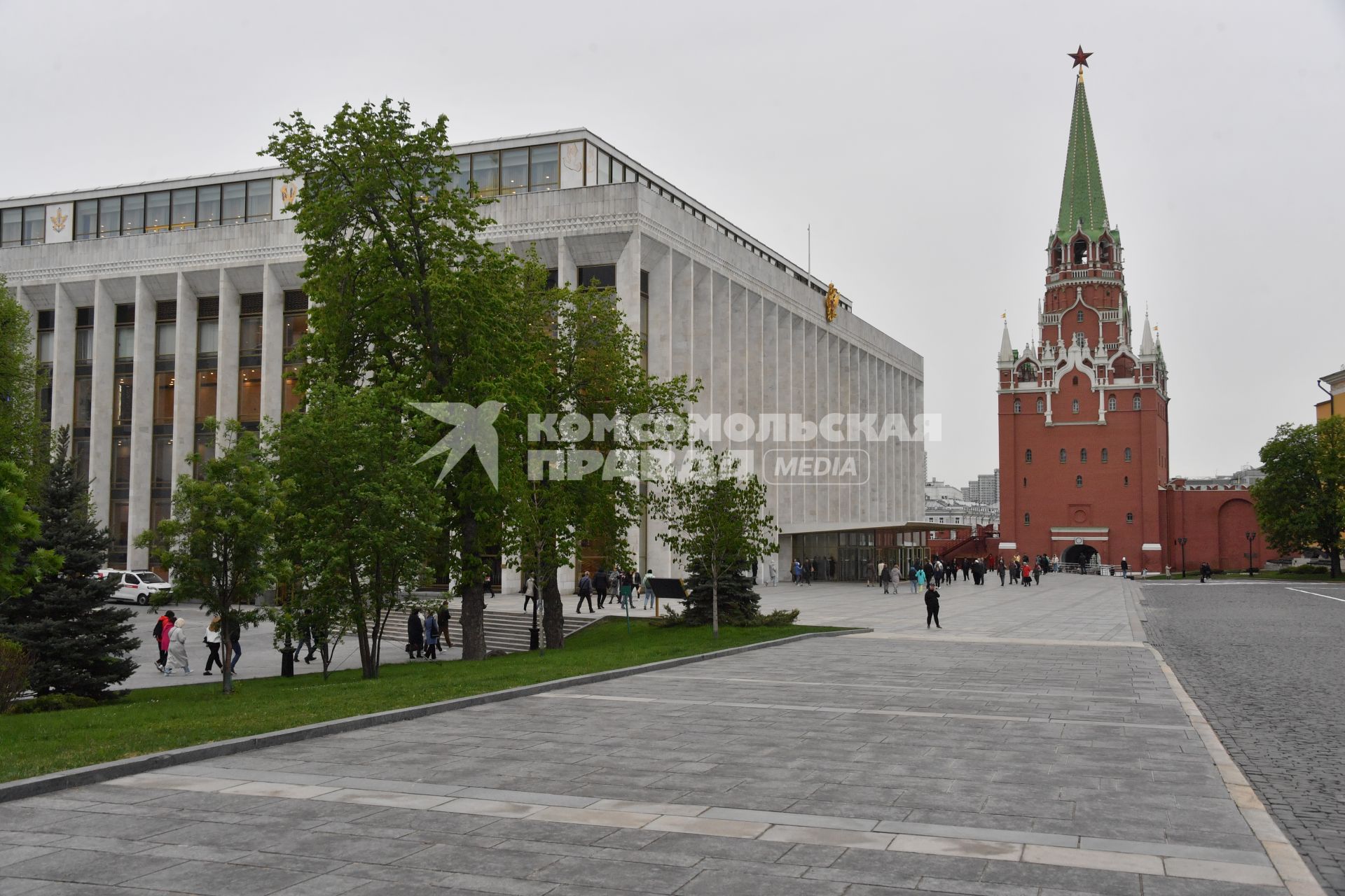 Москва. Вид на Государственный Кремлевский дворец (слева) и Троицкую башню (справа) на территории Московского Кремля.