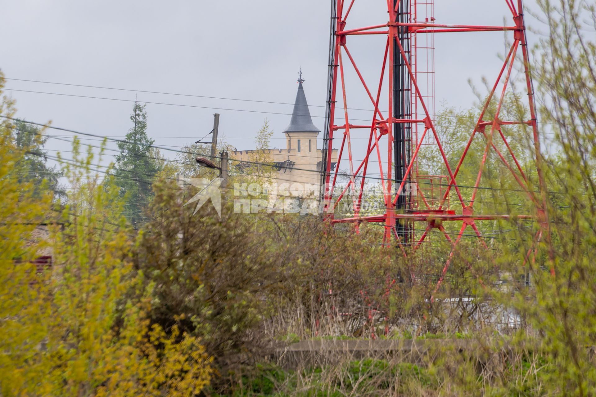 Московская область, д.Грязь.  Вид  на замок артистов Максима Галкина и Аллы Пугачевой.