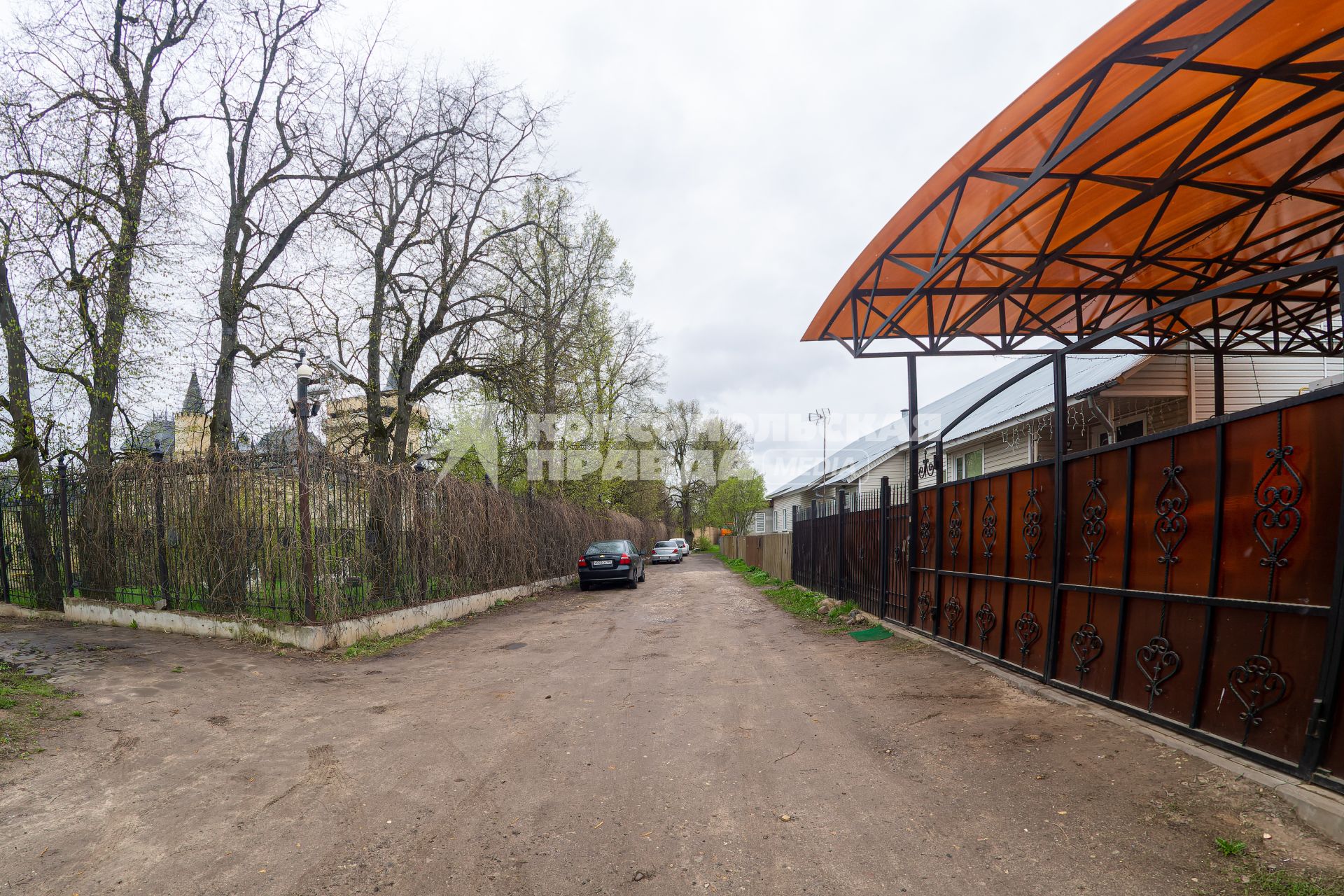 Московская область, д.Грязь.  Вид  на замок артистов Максима Галкина и Аллы Пугачевой.