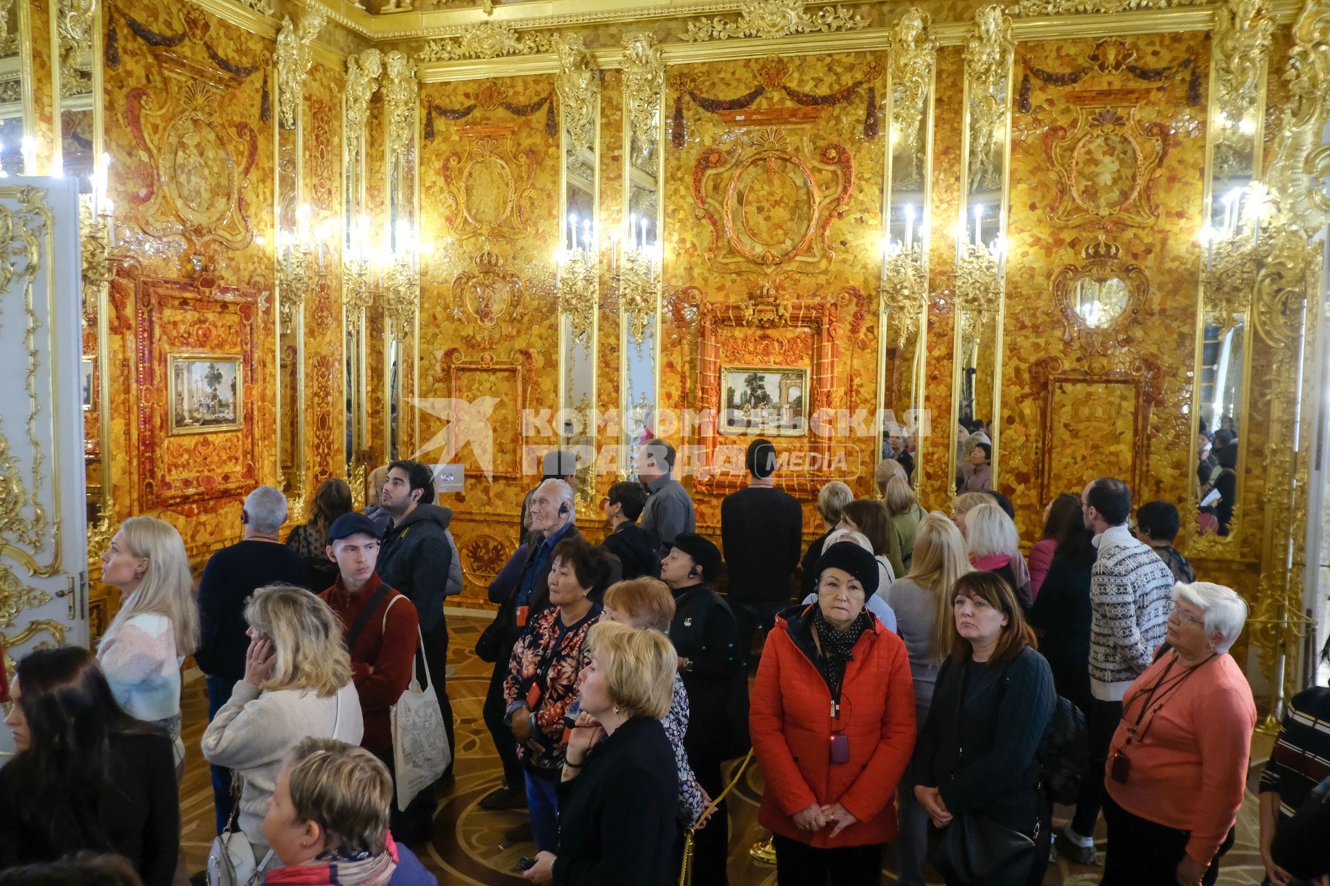 Санкт-Петербург. Посетители в Янтарной комнате Екатерининского дворца на территории музея-заповедника `Царское Село`.