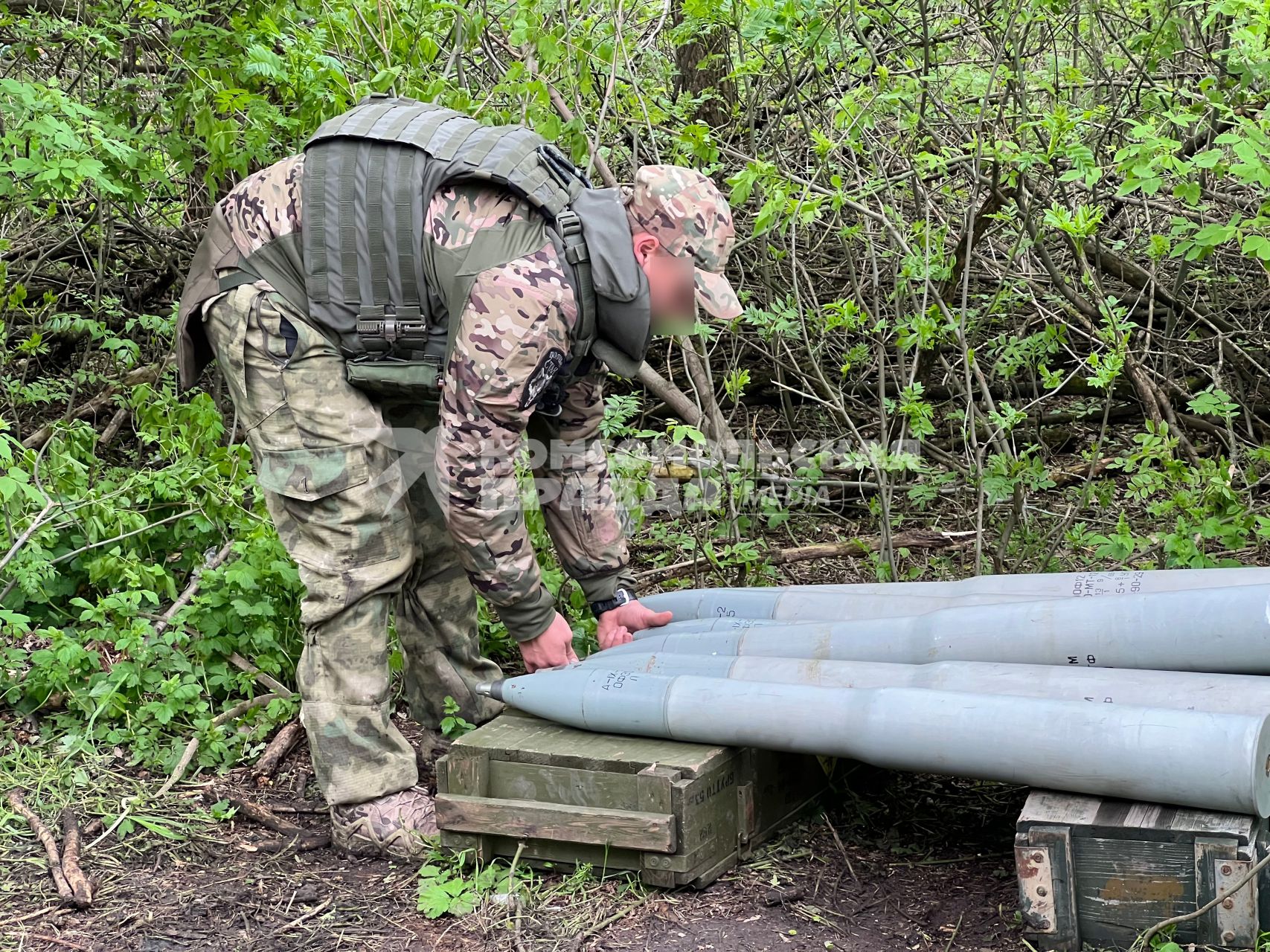 Запорожская область. Военнослужащий Отдельного разведбата 19-й мотострелковой дивизии поднимает боеприпас.