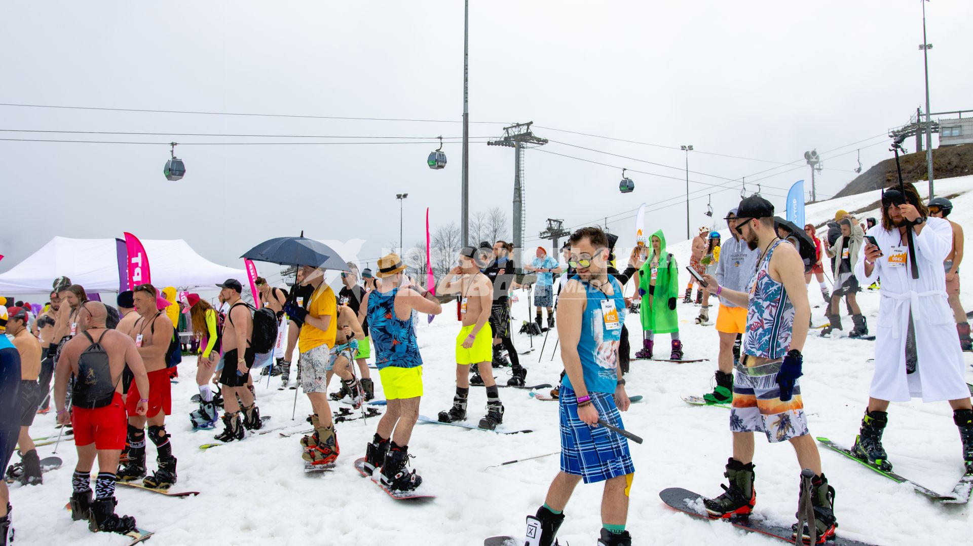 Сочи. Участники высокогорного карнавала BoogelWoogel-2023 на горнолыжном курорте `Роза Хутор`.