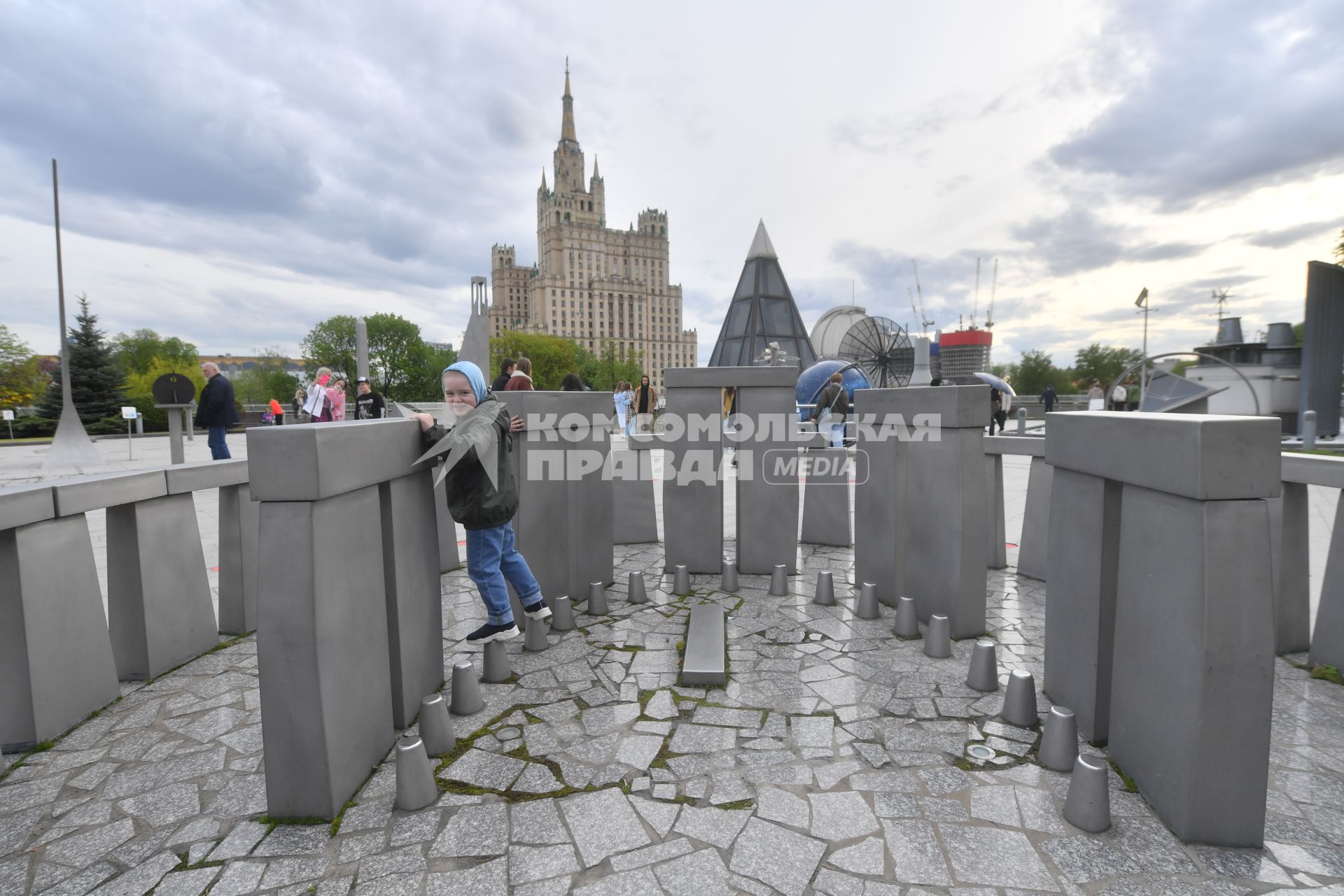 Москва. Астрономическая площадка `Парк неба` Московского планетария. Каменное кольцо Стоунхенджа.