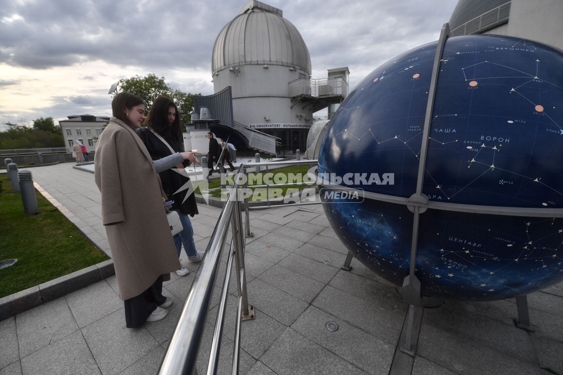 Москва. Астрономическая площадка `Парк неба` Московского планетария. Посетители у Глобуса Гиппарха - карты звездного неба.