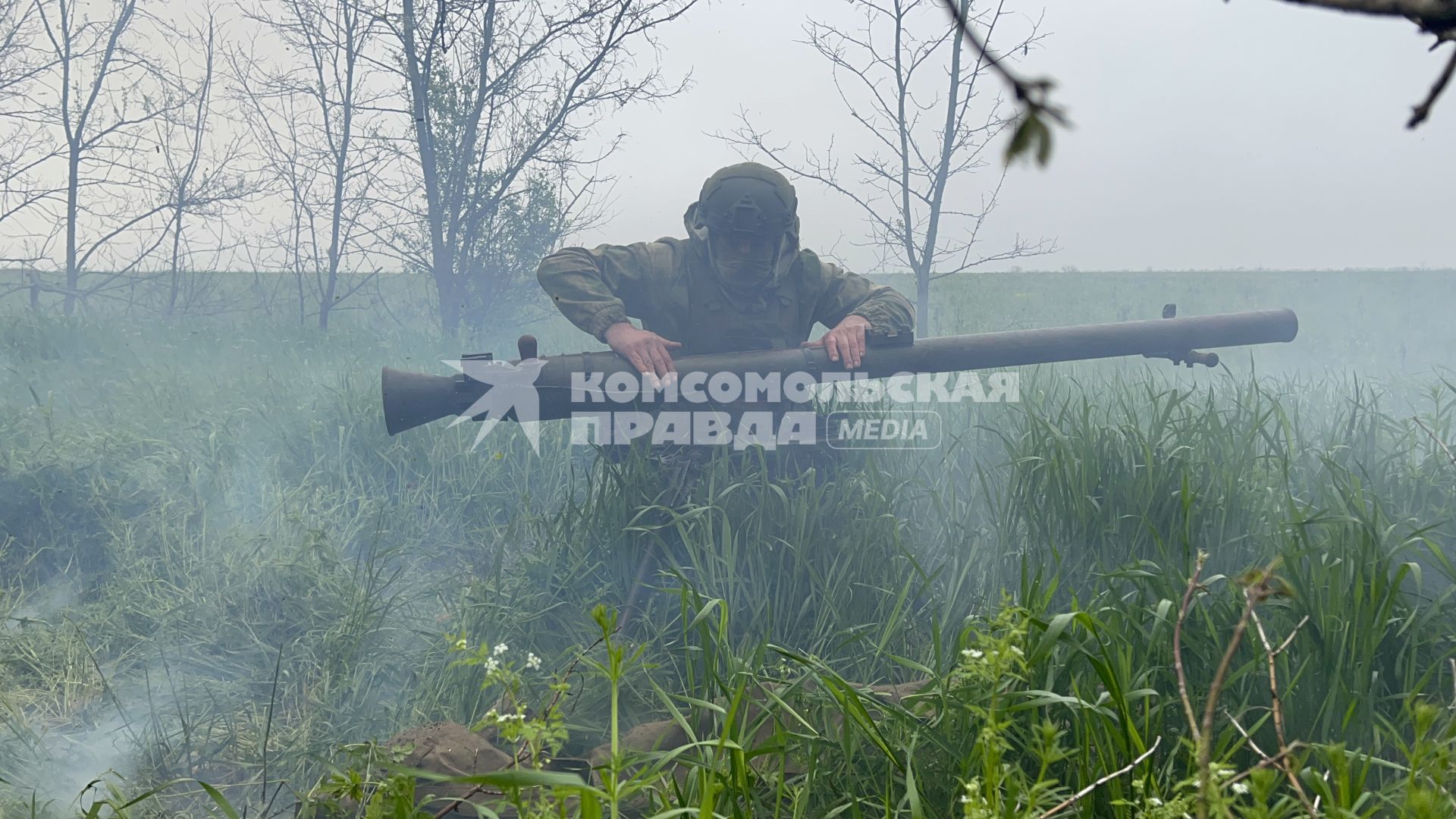 Запорожская область. Бойцы хабаровской мотострелковой бригады наводят станковый противотанковый гранатомет на позиции ВСУ.